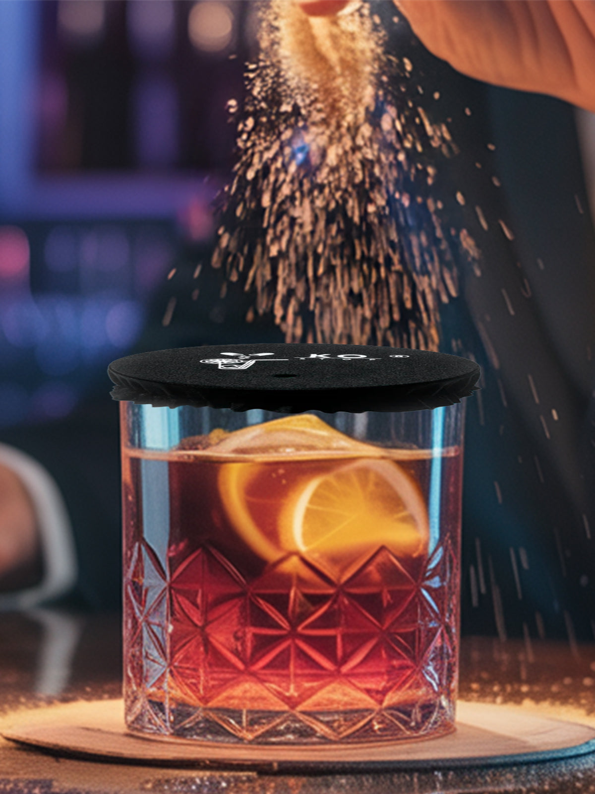 Ein Glas mit Getränkeschutz, wo der Schutz vor Substanzen dargestellt wird