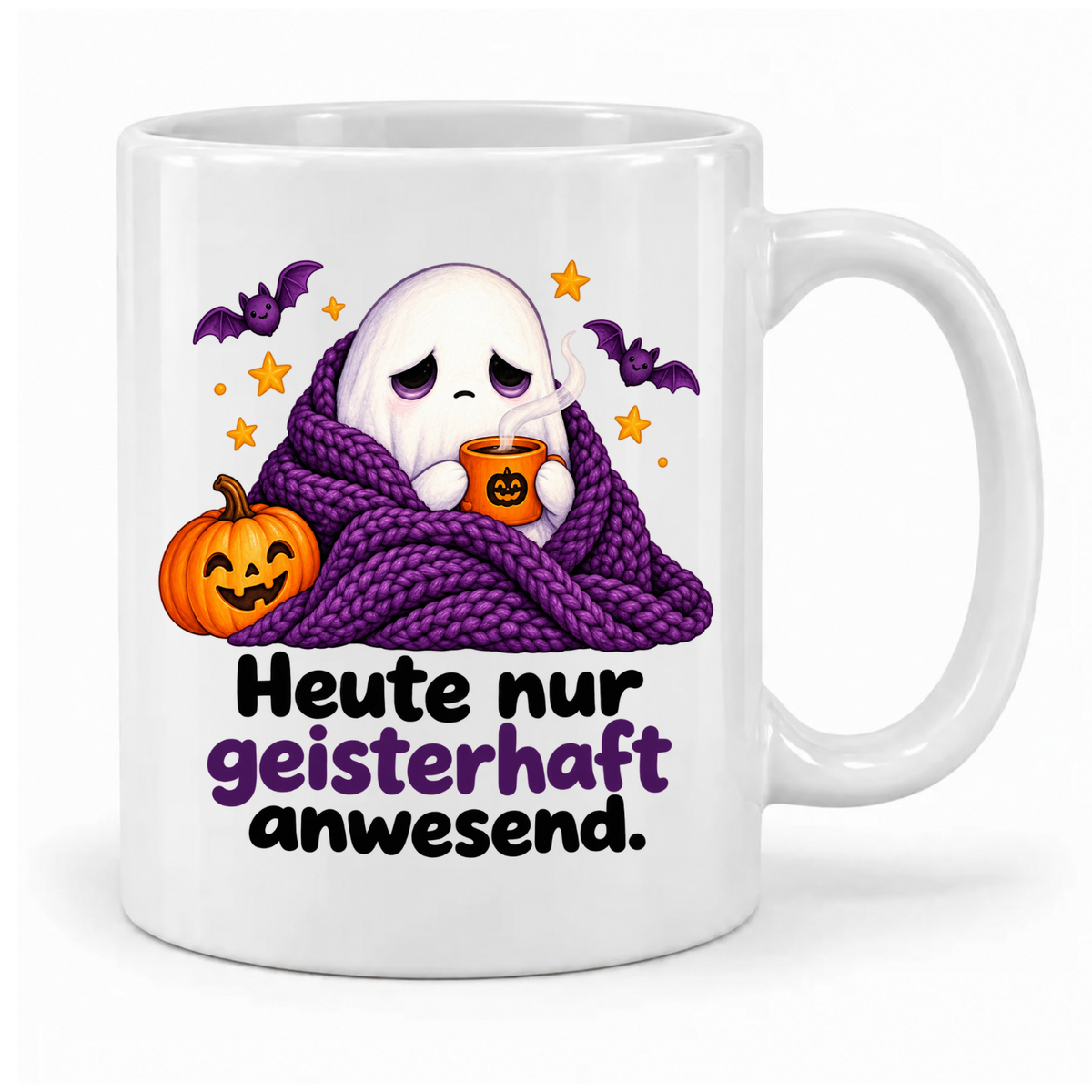 Weiße Halloween-Tasse „Heute nur geisterhaft anwesend.“ mit müdem Geist in violetter Strickdecke, Kaffee und Kürbis – Griff rechts.