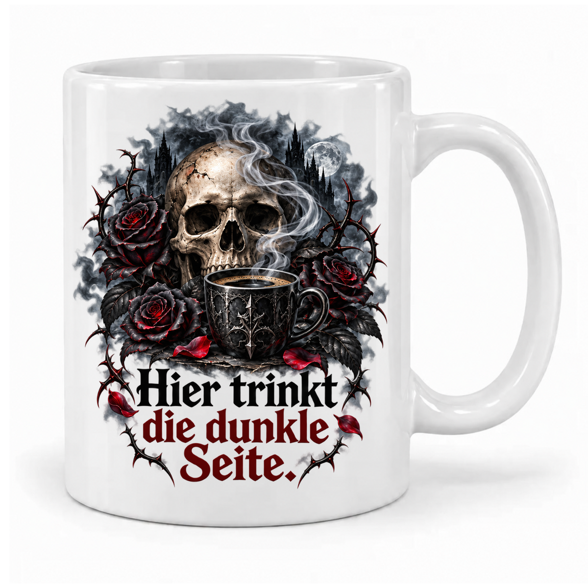 Weiße Halloween-Tasse „Hier trinkt die dunkle Seite.“ mit Totenkopf, schwarz-roten Rosen und dampfendem Kaffee – Griff rechts.