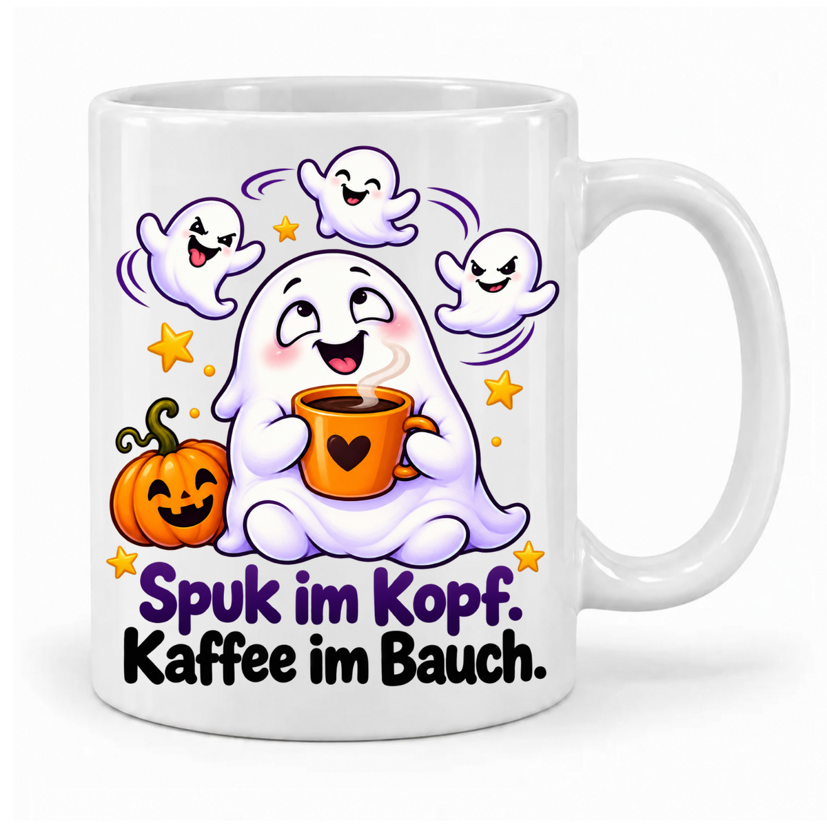 Weiße Halloween-Tasse „Spuk im Kopf. Kaffee im Bauch.“ mit fröhlichem Geist, drei kleinen Geistern, Kaffeebecher und Kürbis – Griff rechts.