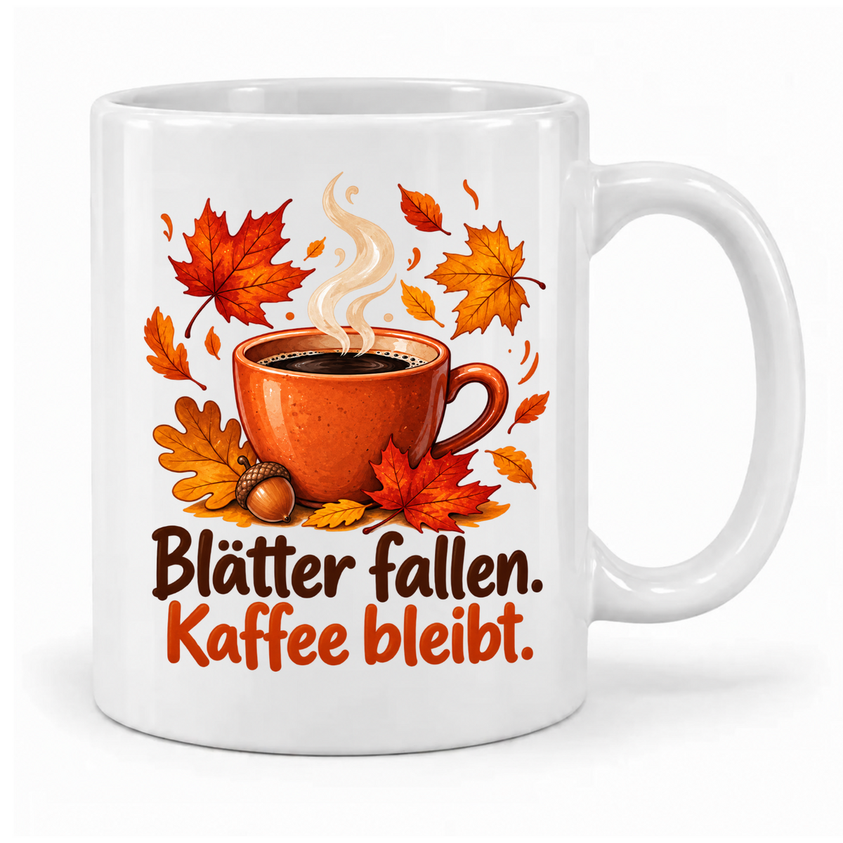 Weiße Herbst-Tasse „Blätter fallen. Kaffee bleibt.“ mit orangefarbener Kaffeetasse, Herbstlaub und Eichel – Griff rechts.