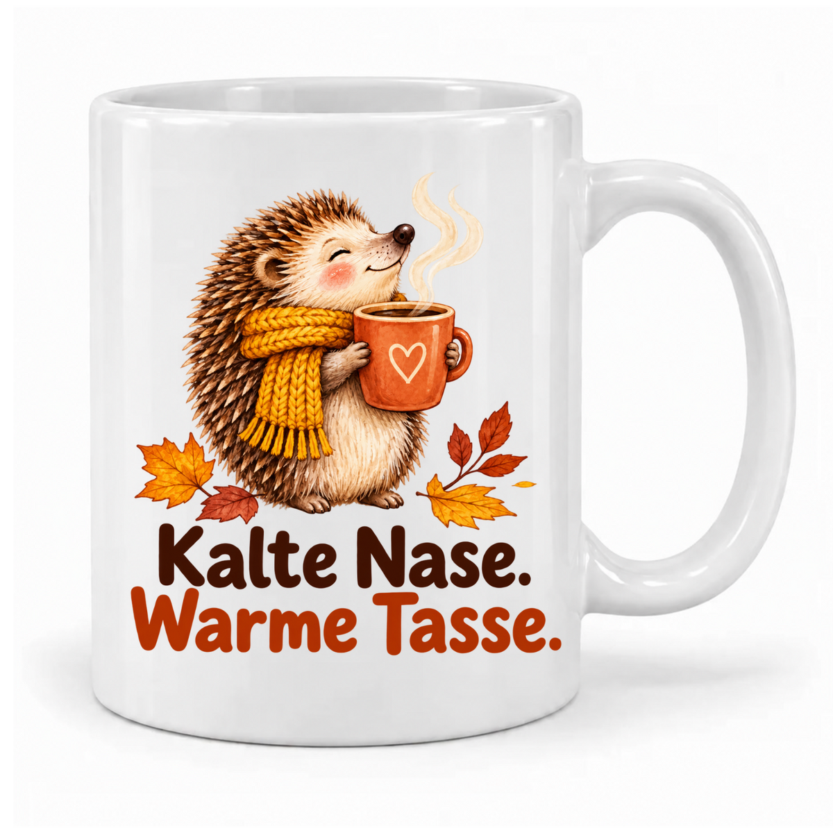 Weiße Herbst-Tasse „Kalte Nase. Warme Tasse.“ mit Igel, gelbem Schal, Heißgetränk und Herbstlaub – Griff rechts.