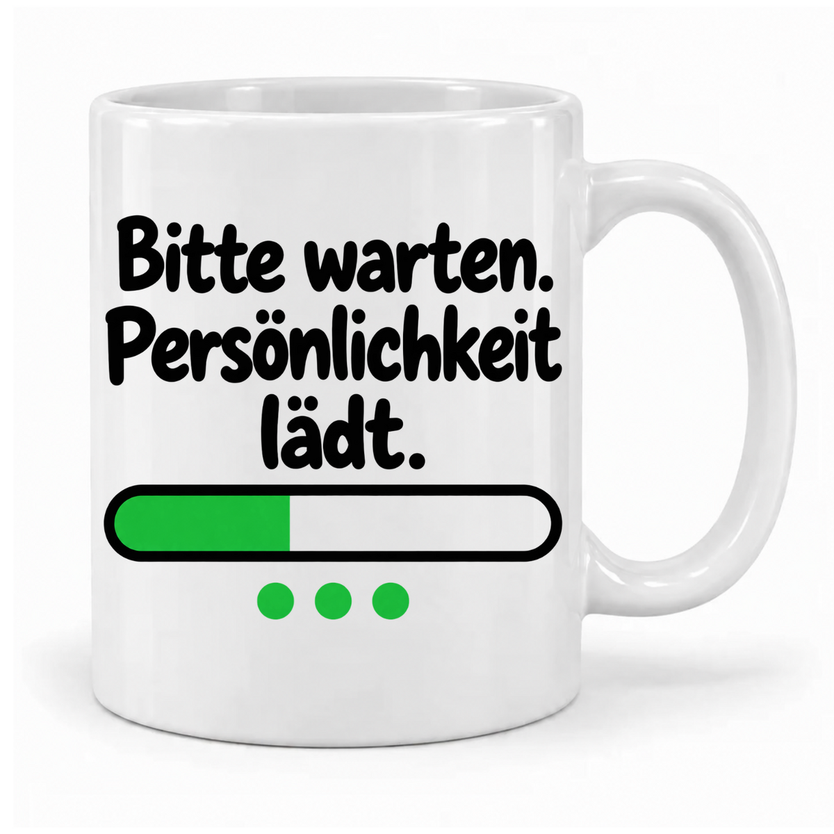 Weiße Tasse „Bitte warten. Persönlichkeit lädt.“ mit grünem Ladebalken – Griff rechts.