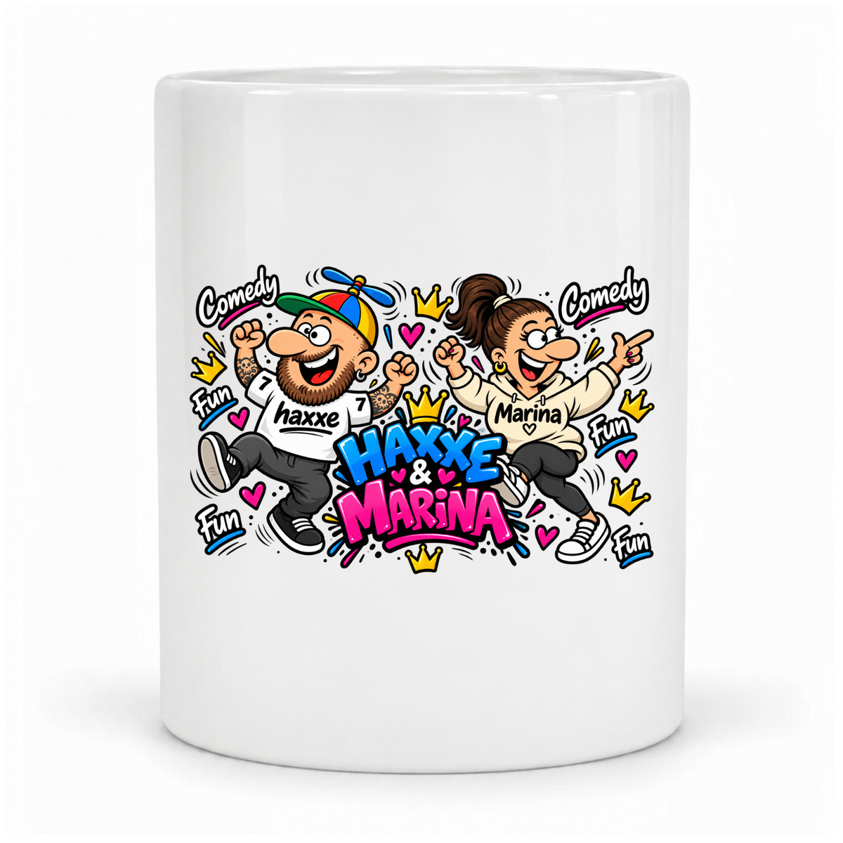 Weiße Haxxe & Marina Comedy & Fun Keramiktasse mit buntem Cartoonmotiv, Frontansicht ohne sichtbaren Griff