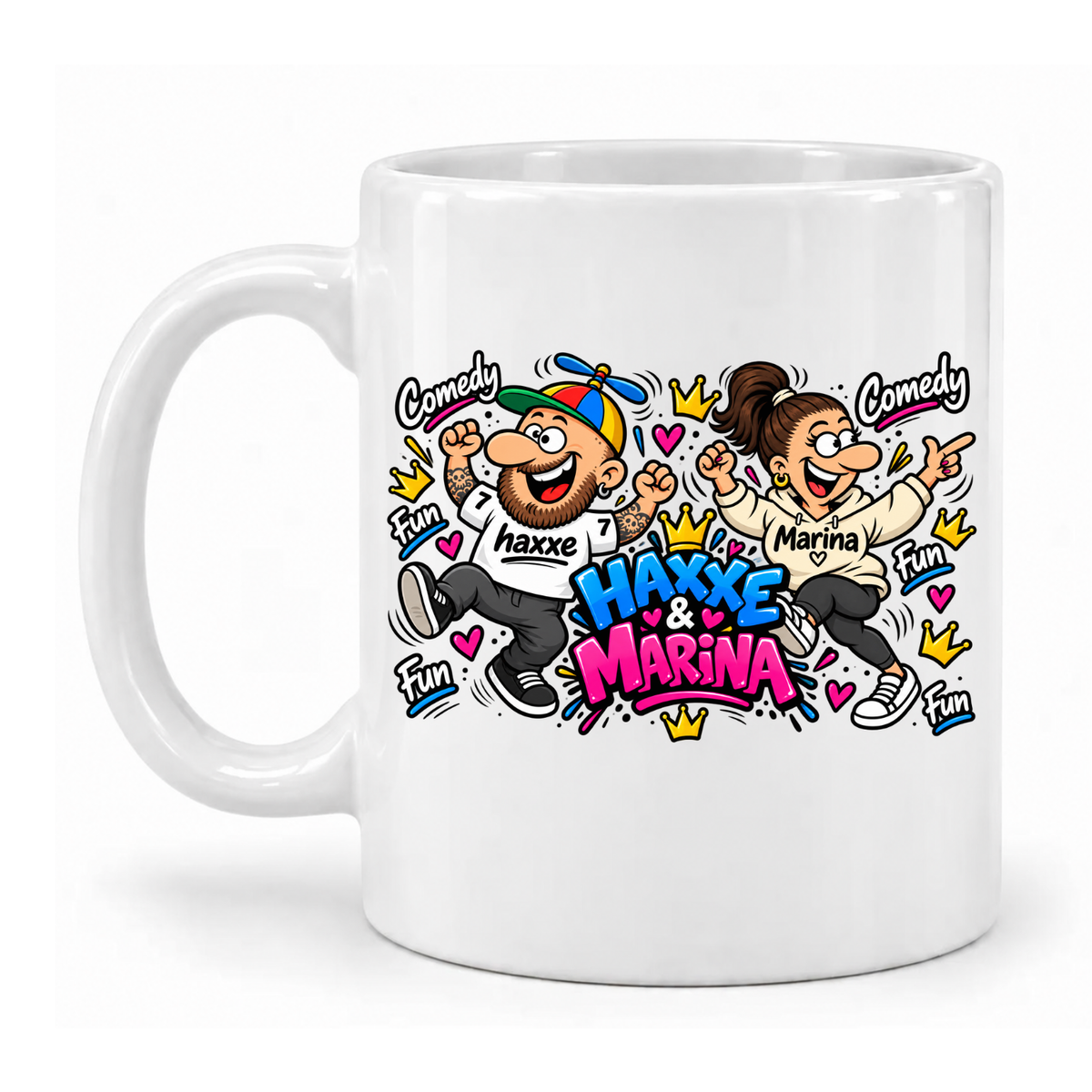 Weiße Haxxe & Marina Comedy & Fun Keramiktasse mit buntem Cartoonmotiv, Griff links