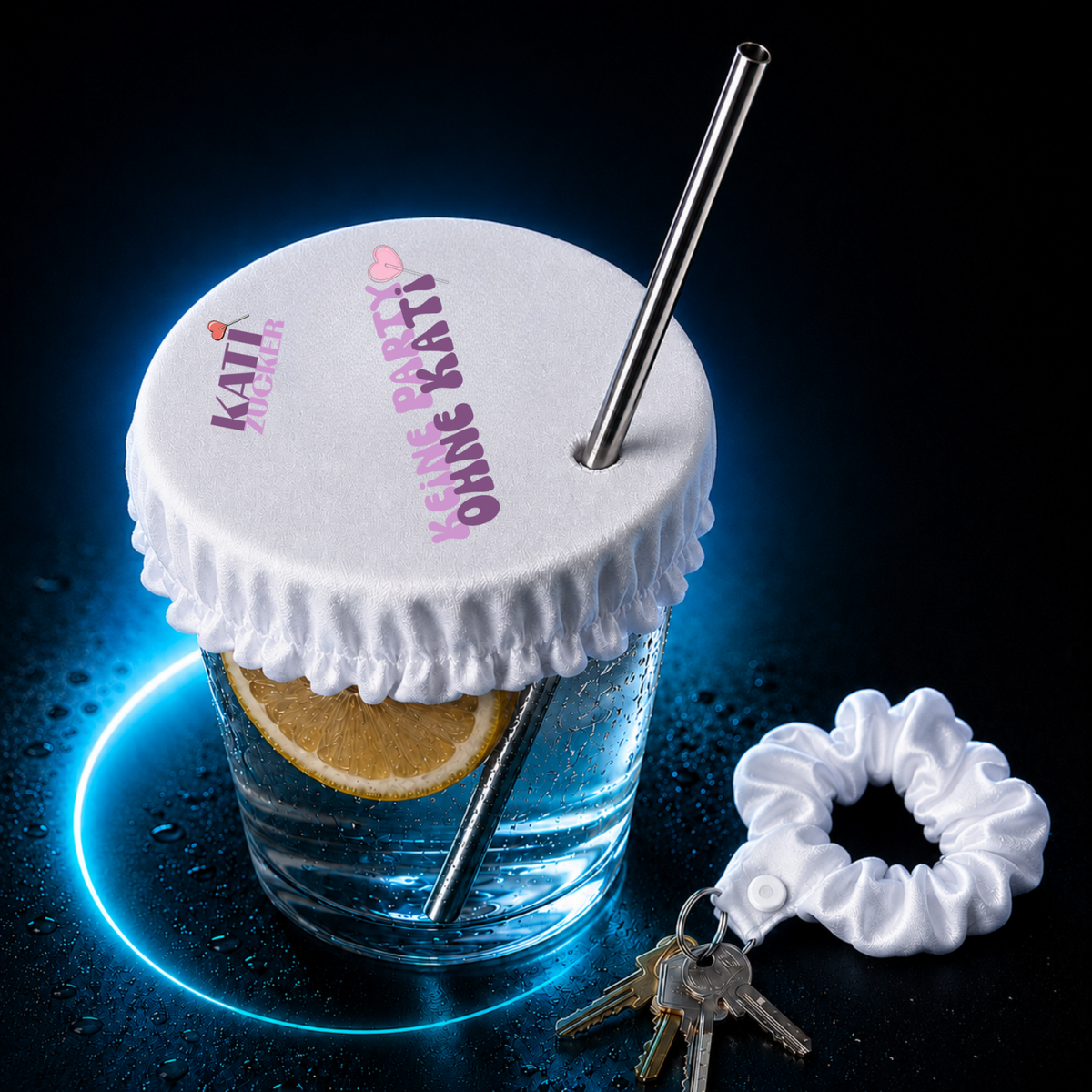 Weißes KATI ZUCKER LED-Drink-Cover 5in1 auf einem Glas mit Scrunchie.