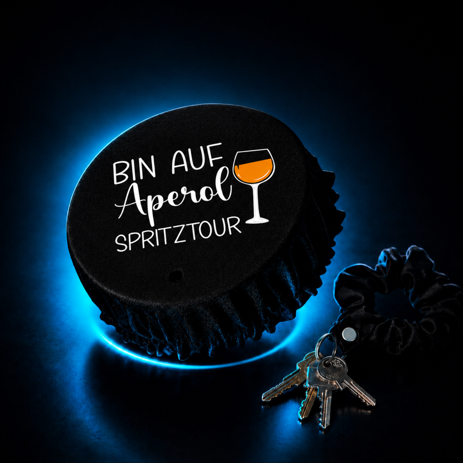 Schwarzer KO STOP Getränkeschutz mit „Bin auf Aperol Spritztour“ Design im Premium Festival und Neon Club Look.