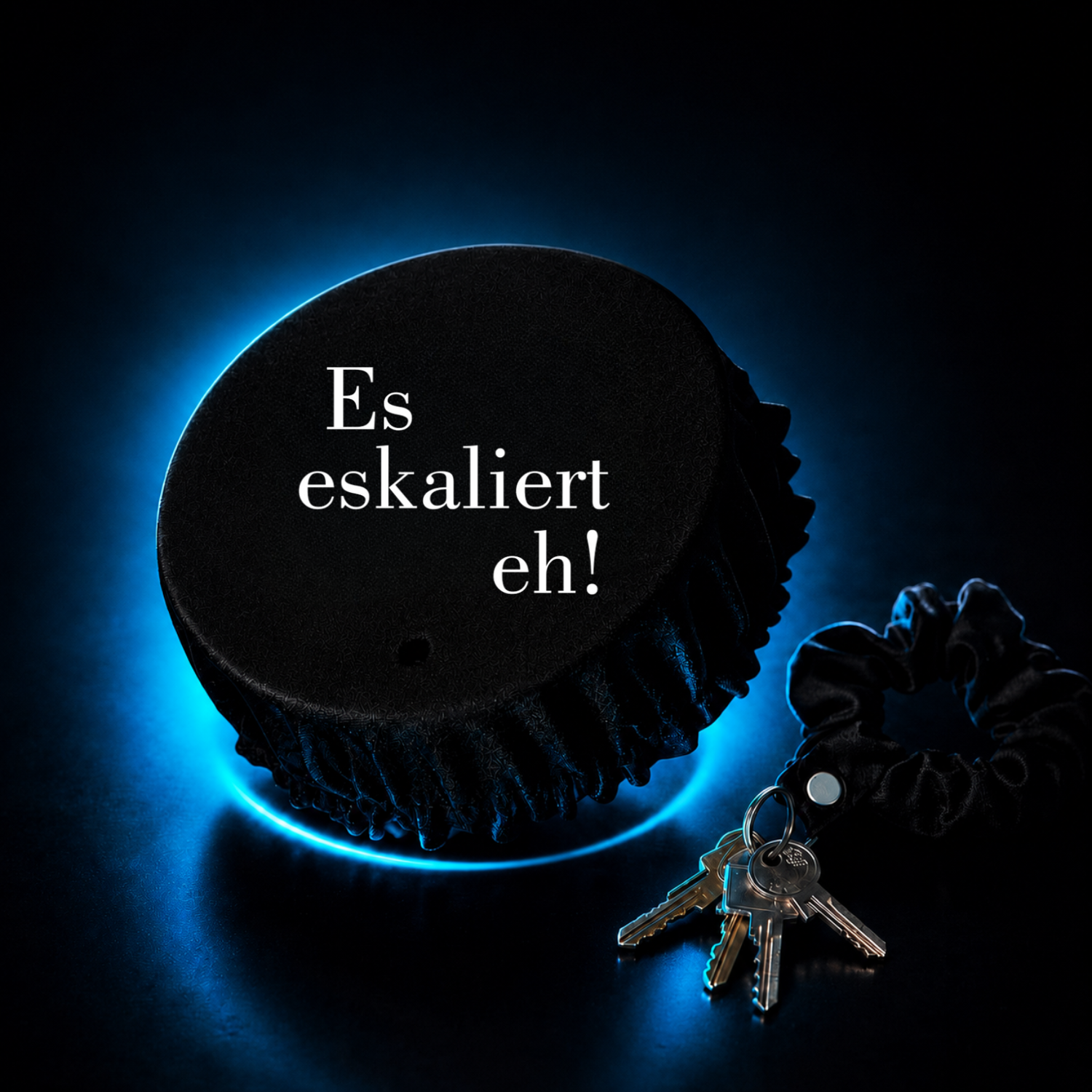 Schwarzer KO STOP Getränkeschutz mit „Es eskaliert eh!“ Spruch im Premium Festival und Club Design mit Neonlicht.
