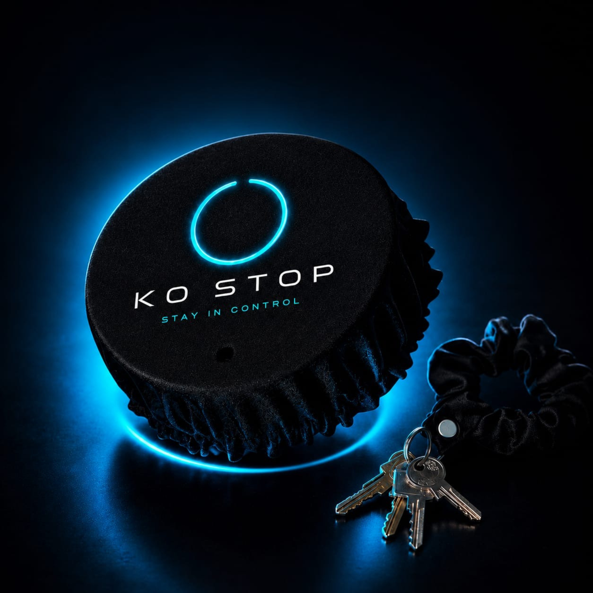 Premium Produktbild des KO STOP Drink Covers mit integriertem Scrunchie und Schlüsselhalter innovativer Getränkeabdeckung als ergänzende Präventionsmaßnahme für Festivals, Partys, Bars und Veranstaltungen.