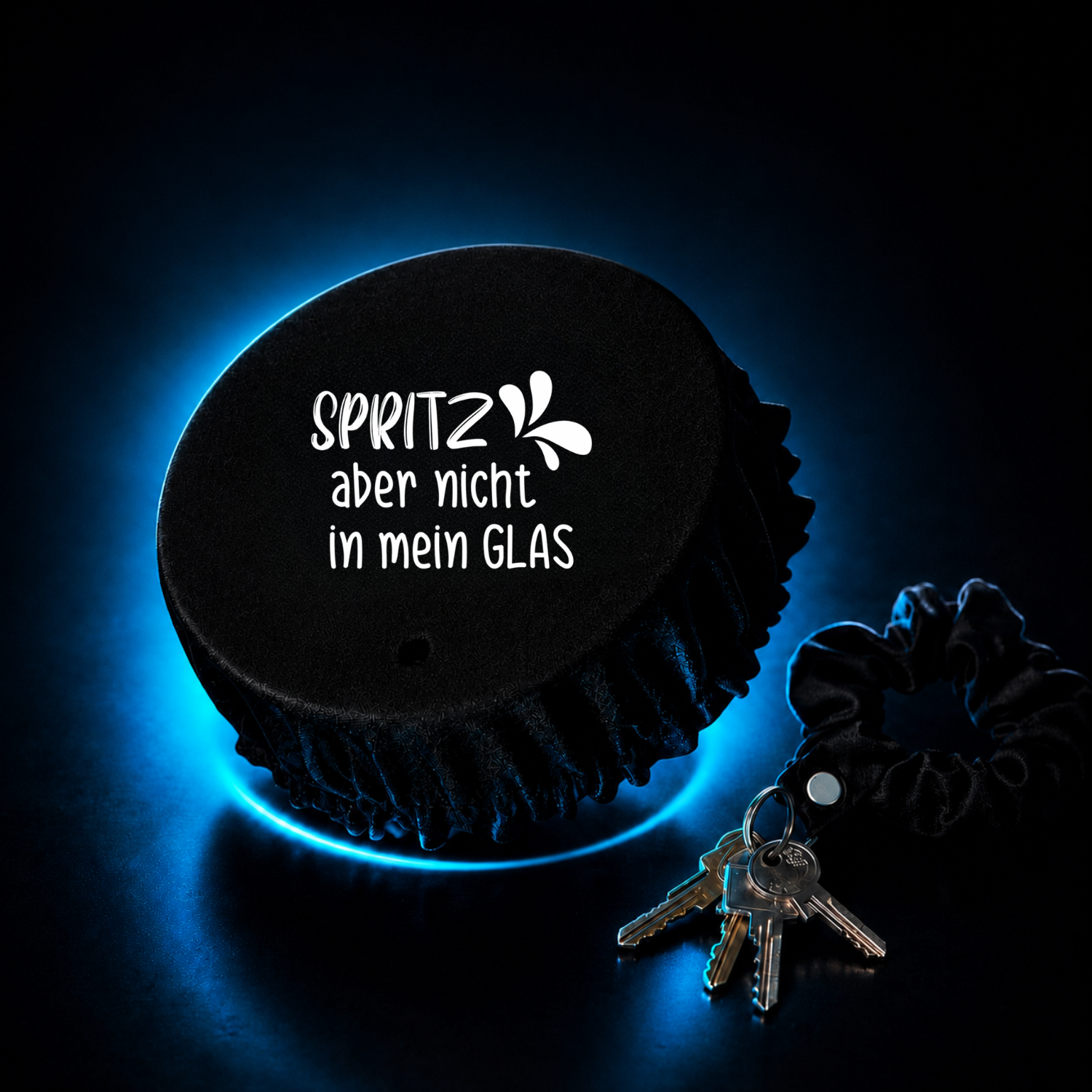 Premium Getränkeschutz von KO STOP als schwarzer Scrunchie-Deckel auf Glas mit Strohhalm und Neonlicht für Festival, Club und Bar.