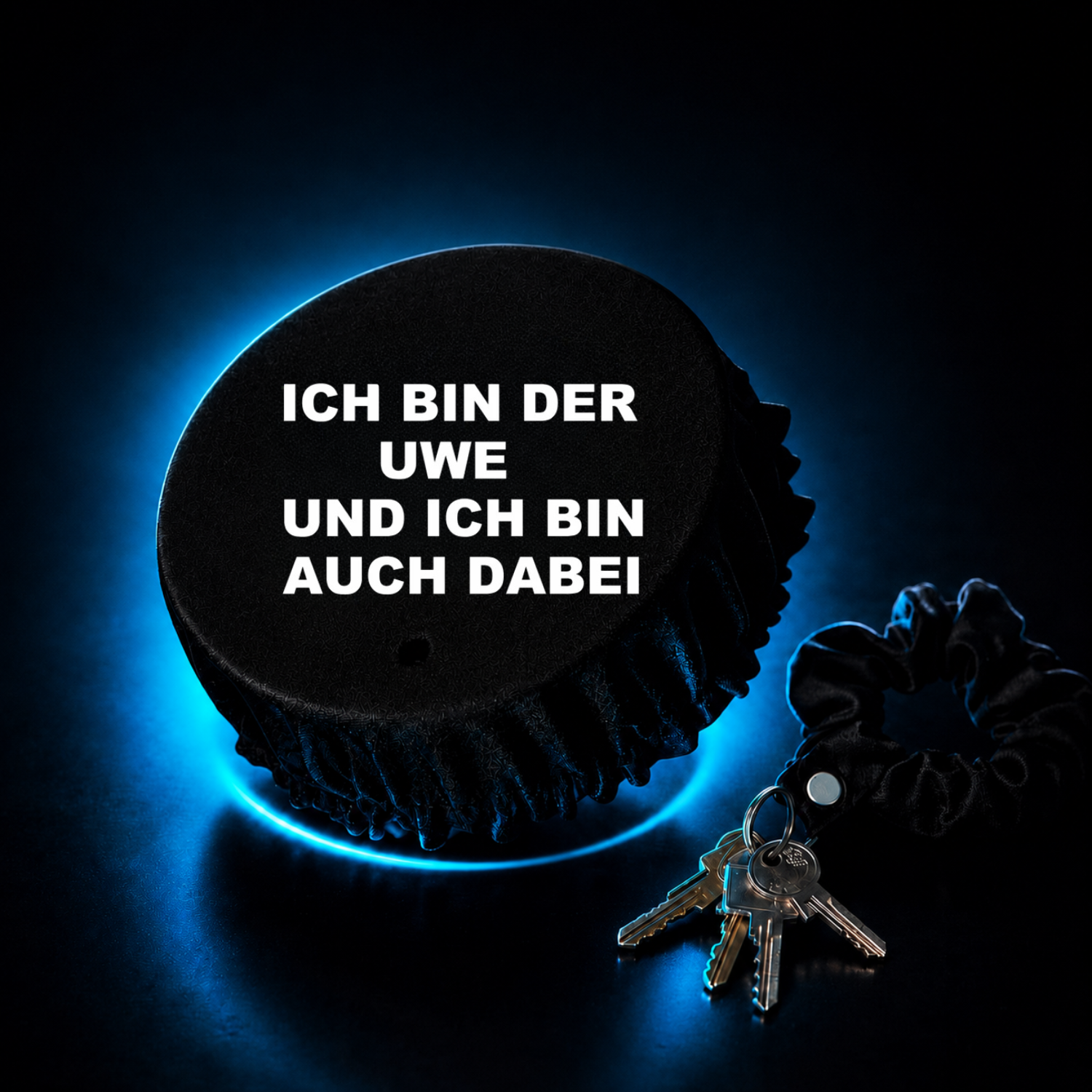 Schwarzer KO STOP Getränkeschutz mit lustigem „Ich bin der Uwe und ich bin auch dabei“ Spruch im Premium Festival Look.