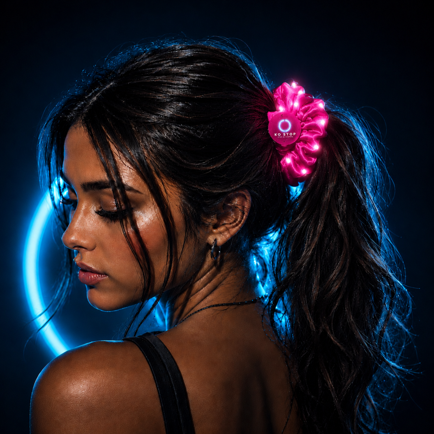 Frau trägt leuchtendes KO STOP LED-Haarband in Pink als modisches Festival-Accessoire mit integrierter Sicherheitsfunktion und hoher Sichtbarkeit bei Nacht.