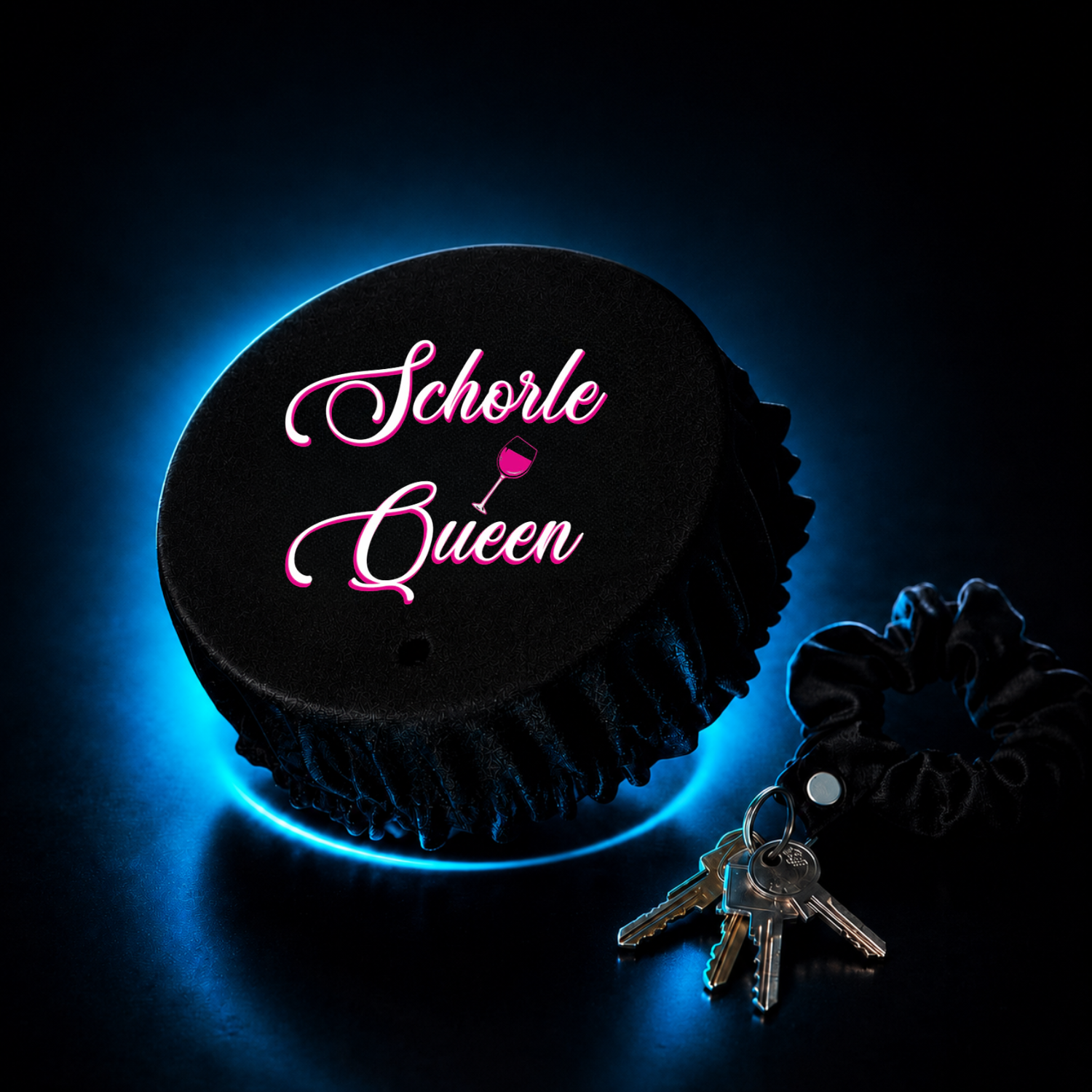 Schwarzer KO STOP Getränkeschutz mit „Schorle Queen“ Design im Premium Festival und Club Look mit Neonbeleuchtung.