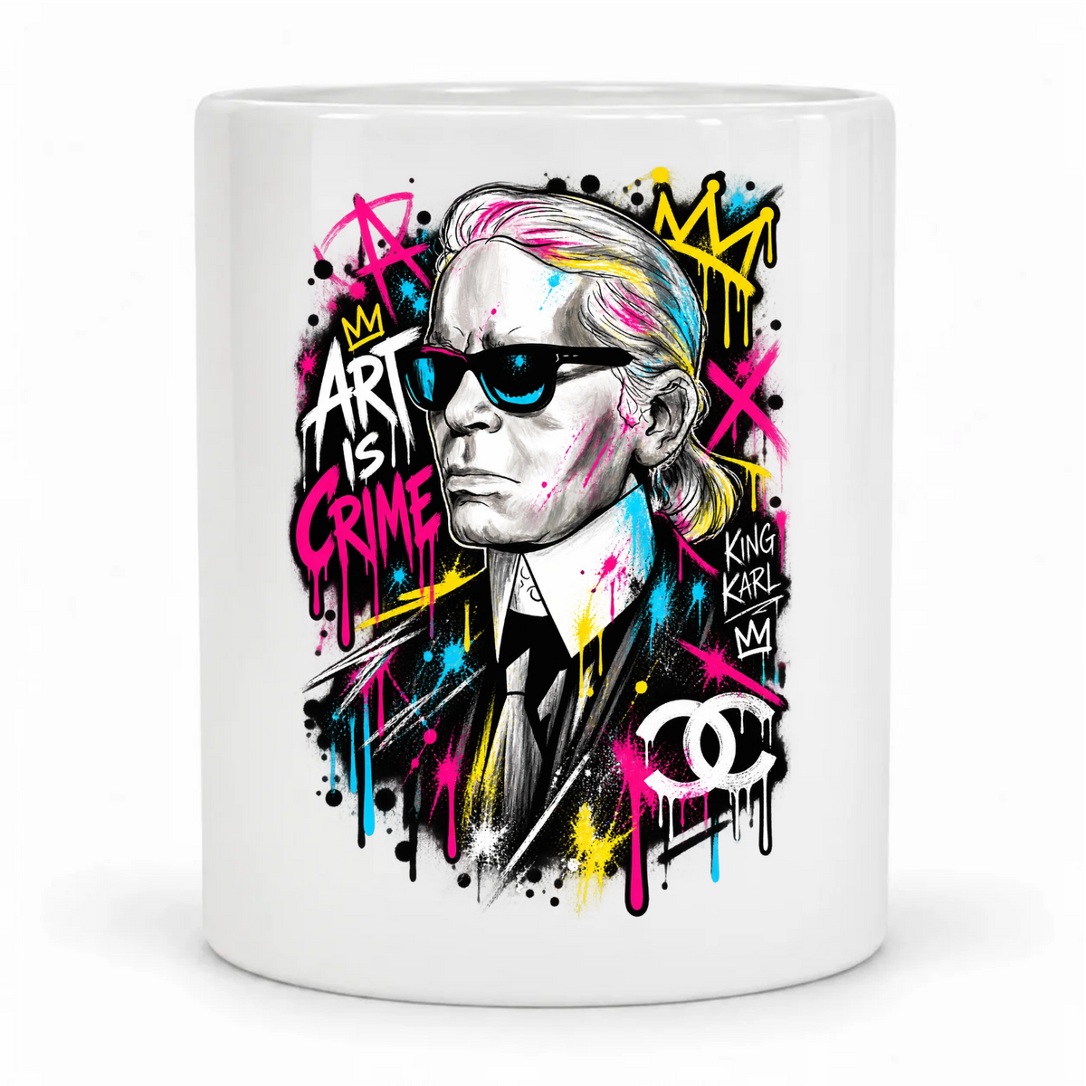 Weiße Krayo-Art-Tasse mit mittigem King-Karl-Porträt und „Art is Crime“; Motiv gegenüber dem Henkel.
