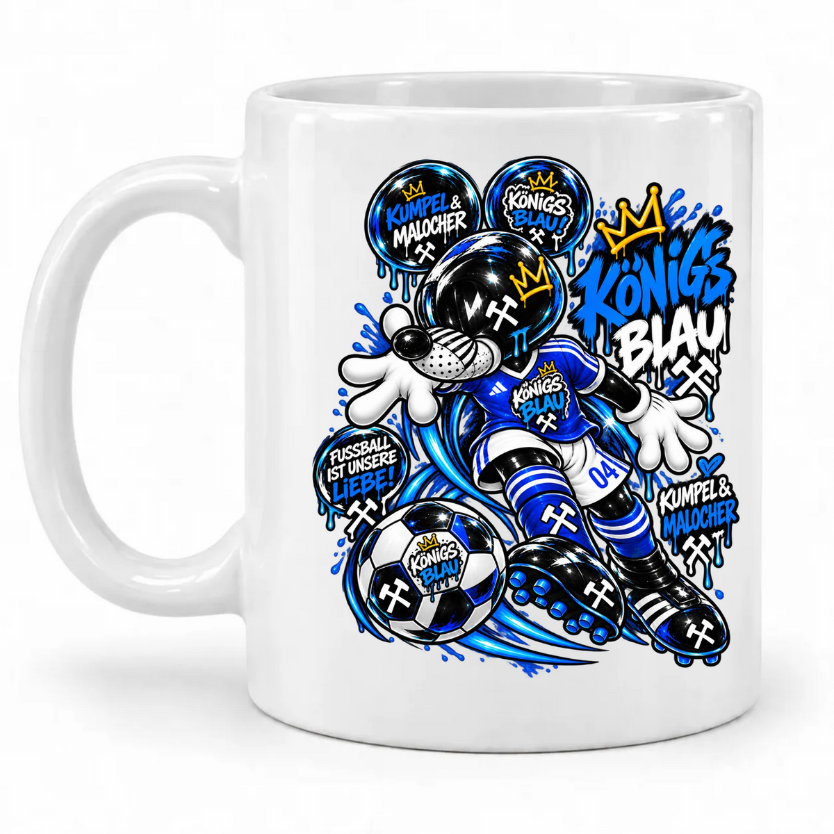 Weiße Krayo-Art-Tasse mit Fußballfigur, Ball und „Kumpel & Malocher“ in Blau, Weiß und Schwarz; Henkel links.
