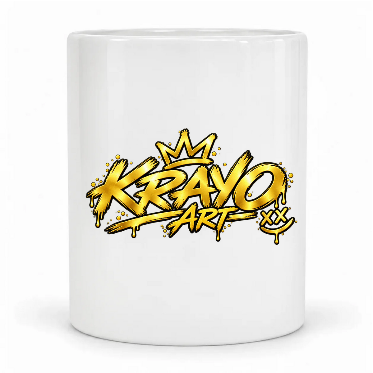 Weiße Tasse mit goldfarbenem Krayo-Art-Schriftzug, Krone und Smiley mit X-Augen im Graffiti-Stil; Motiv mittig gegenüber dem Henkel.