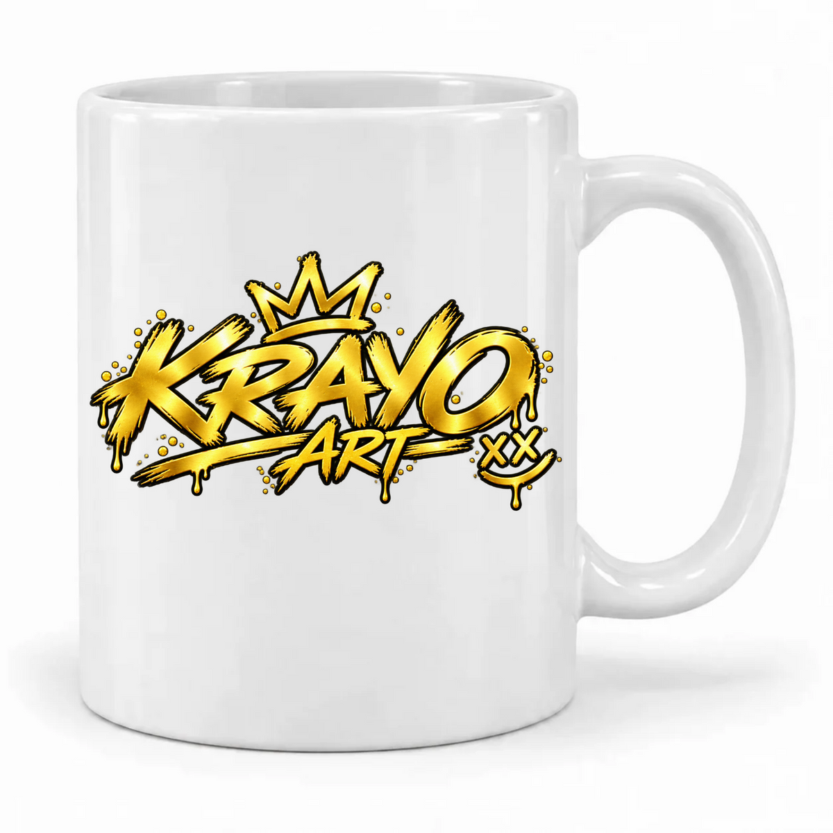 Weiße Tasse mit goldfarbenem Krayo-Art-Schriftzug, Krone und Smiley mit X-Augen im Graffiti-Stil; Henkel rechts.