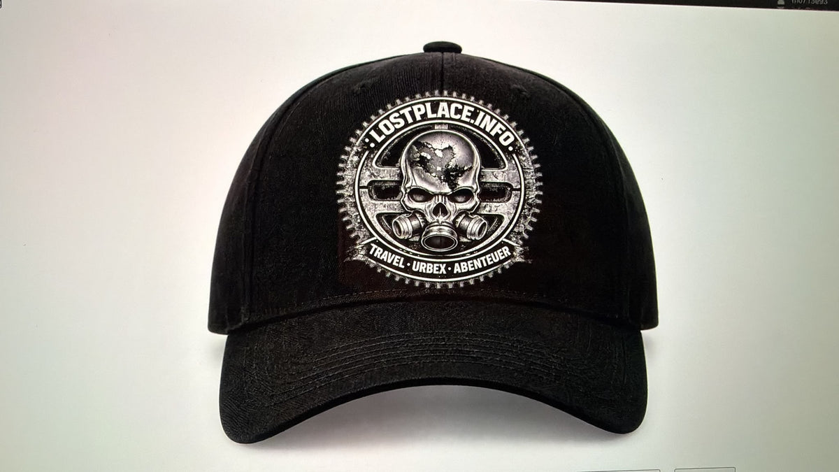 Schwarze LostPlace.info Cap mit Totenkopf-Logo