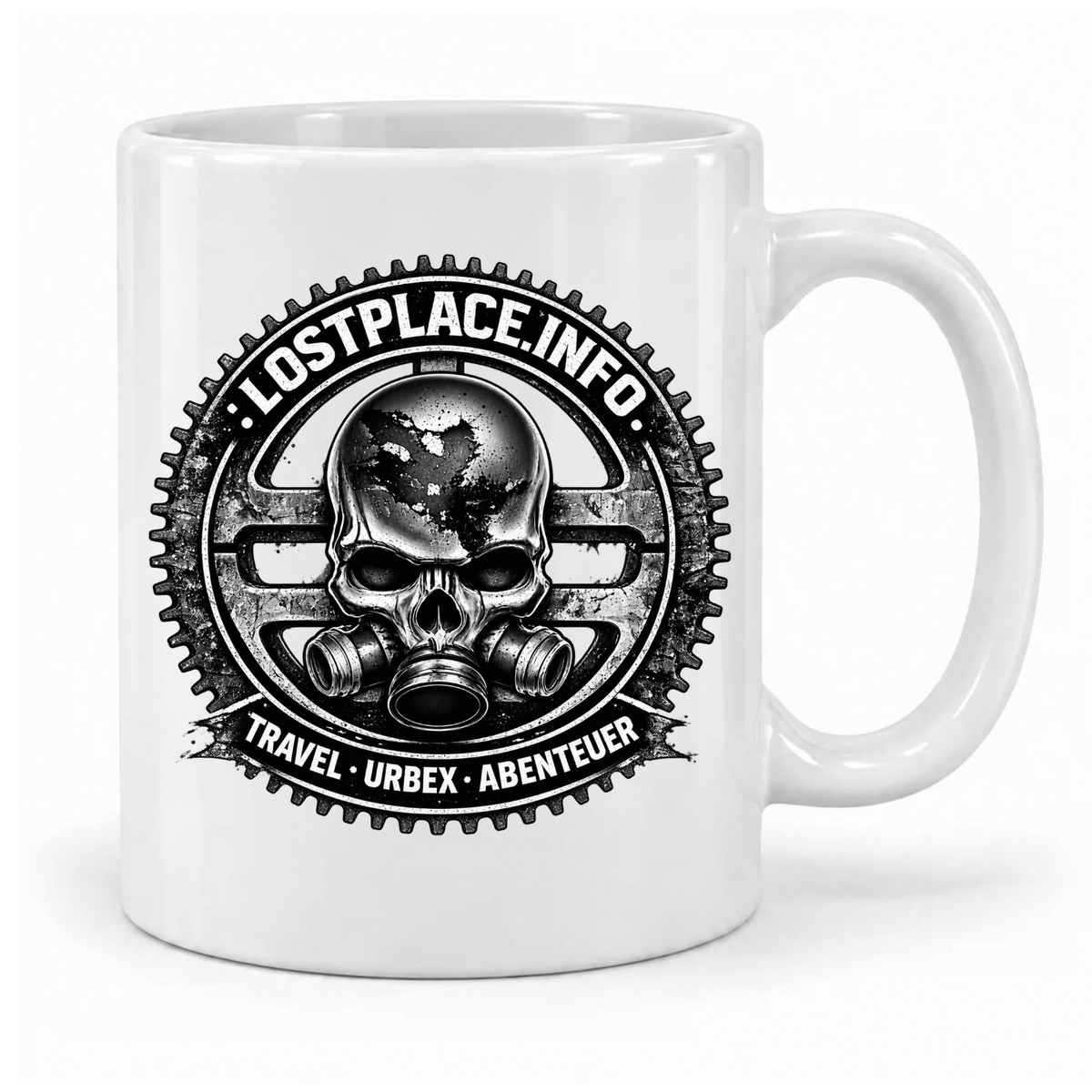 Weiße LostPlace.info-Tasse mit Totenkopf, Atemschutzmaske und Zahnrad-Rahmen in Schwarz und Grau, Griff rechts