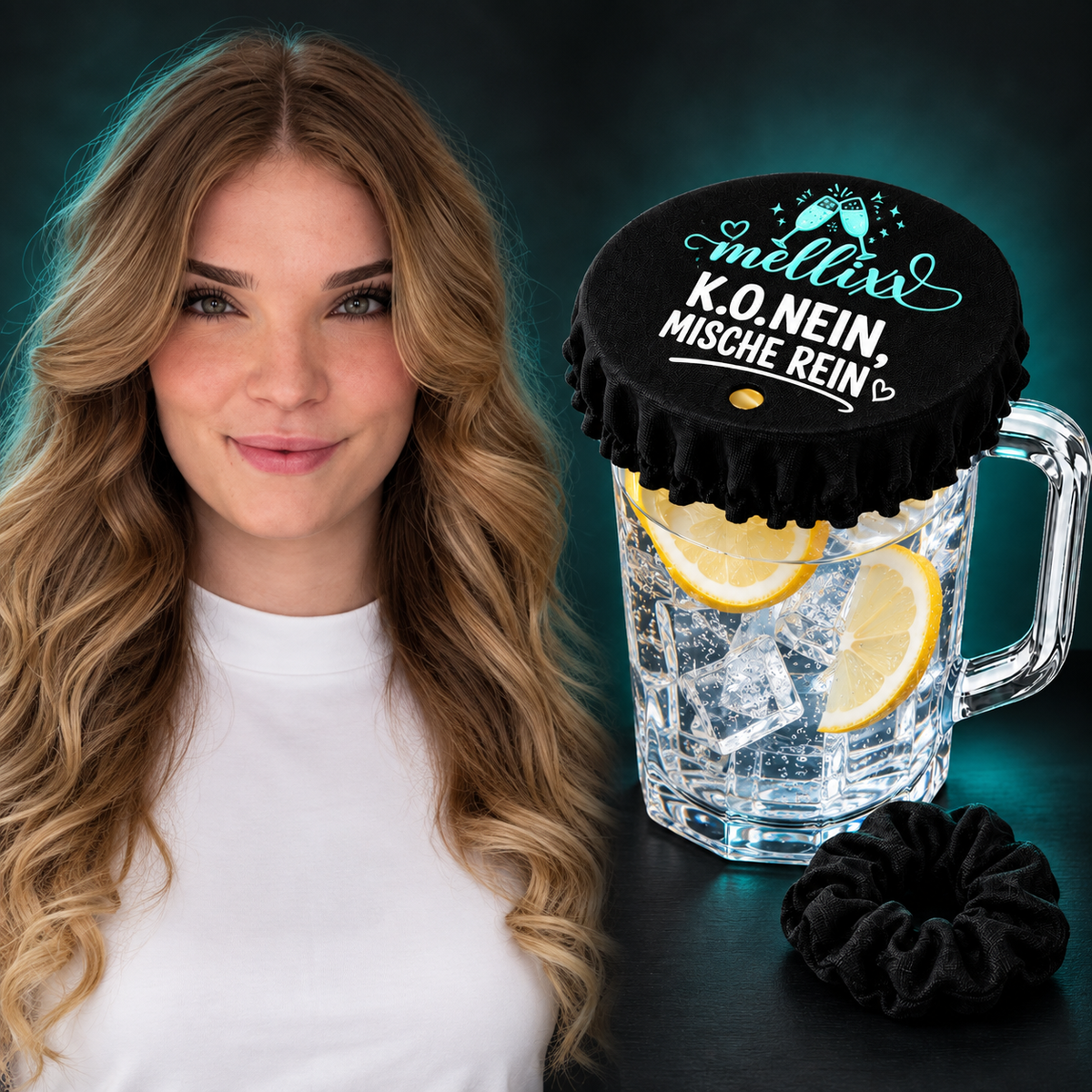 MELLIXX Porträt neben ihrem schwarzen 4in1-Getränkeschutz auf einem Glas und einem Scrunchie.