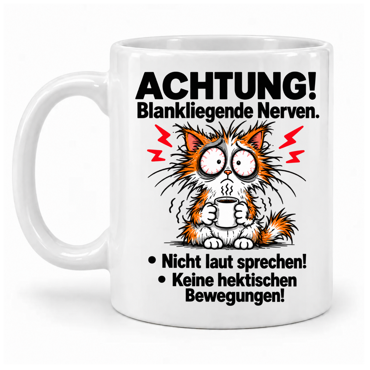 Weiße Tasse „Achtung! Blankliegende Nerven.“ mit zerzauster orange-weißer Katze, Kaffeetasse und roten Blitzen, Griff links