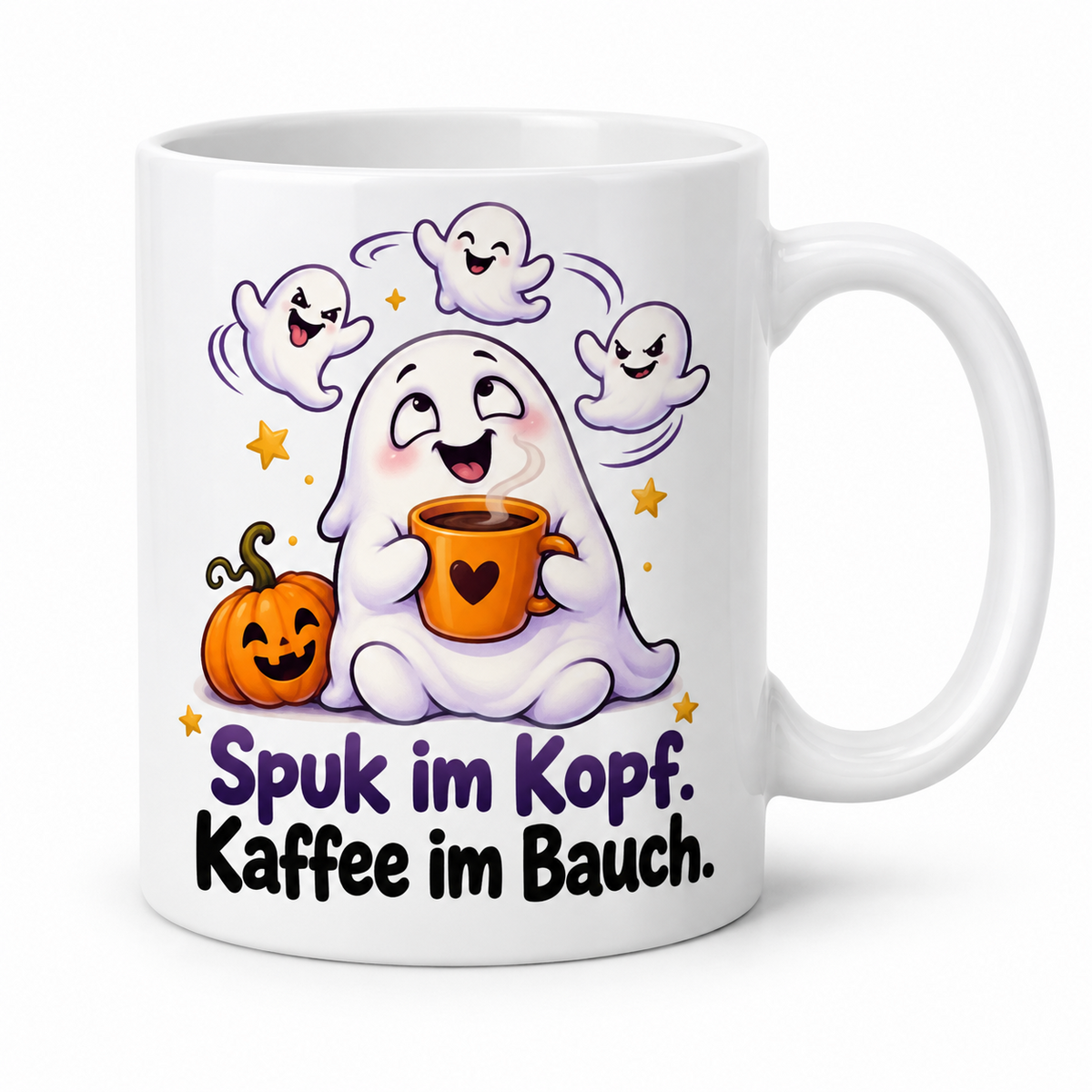 Weiße Halloween-Tasse „Spuk im Kopf. Kaffee im Bauch.“ – fröhlicher Geist mit Kaffee und drei kleinen Geistern, Griff rechts.