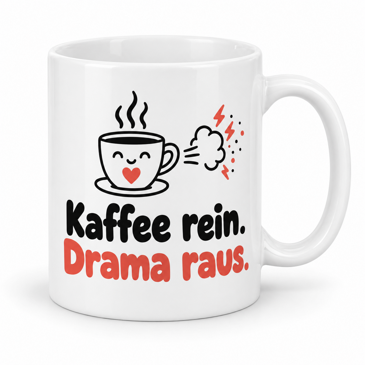 Weiße Keramiktasse mit Spruch „Kaffee rein. Drama raus.“ und Lächelnde Kaffeetasse mit rotem Herz, Griff rechts.