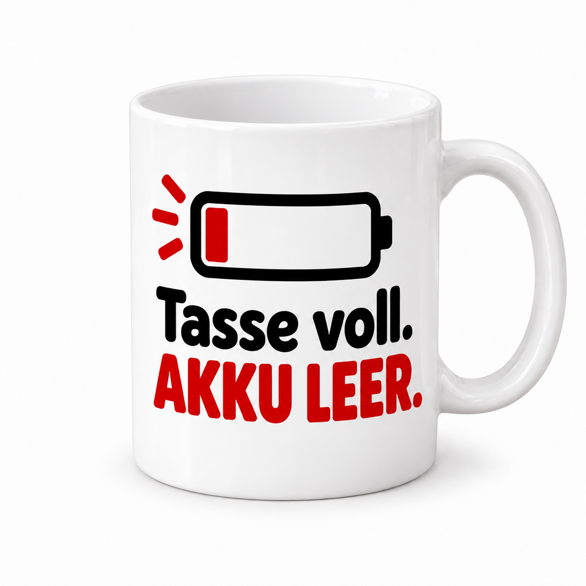 Weiße Keramiktasse mit Spruch „Tasse voll. Akku leer.“ und Batteriesymbol mit rotem Ladestand, Griff rechts.