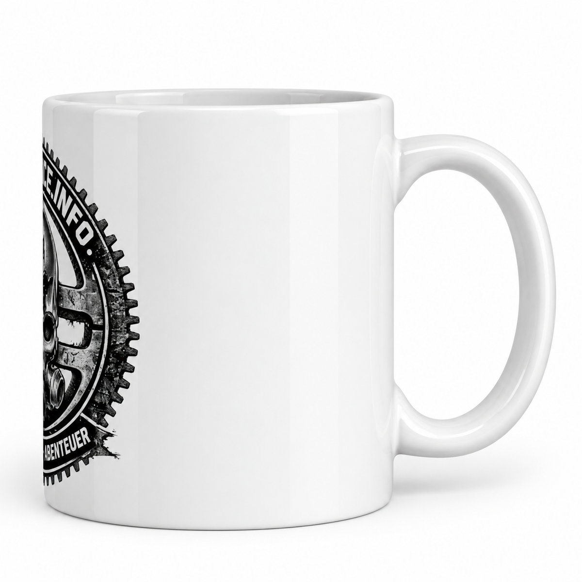 Weiße LostPlace.info-Tasse – Seitenansicht mit Henkel rechts und teilweise sichtbarem Totenkopf-Motiv.