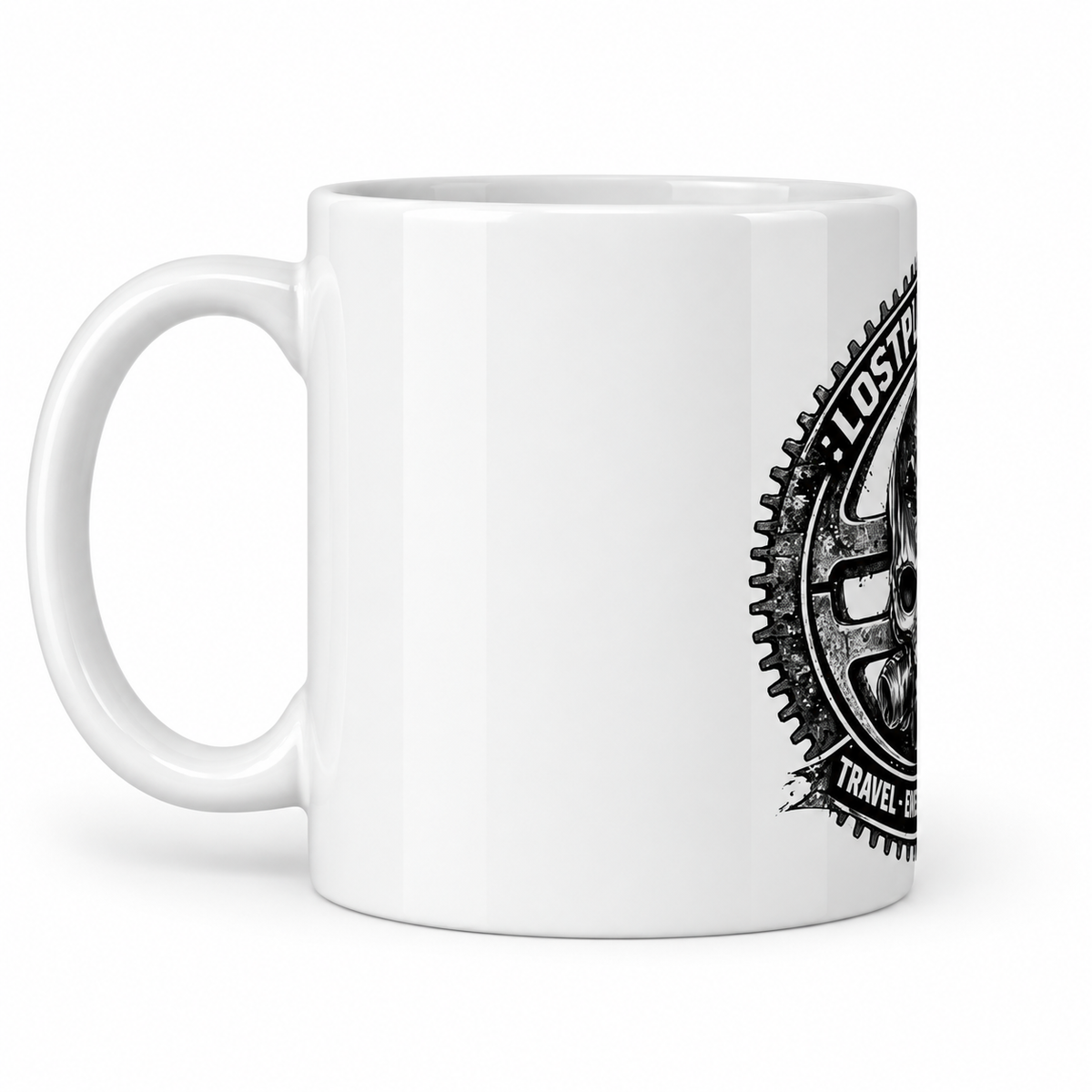 Weiße LostPlace.info-Tasse – Seitenansicht mit Henkel links und teilweise sichtbarem Totenkopf-Motiv.