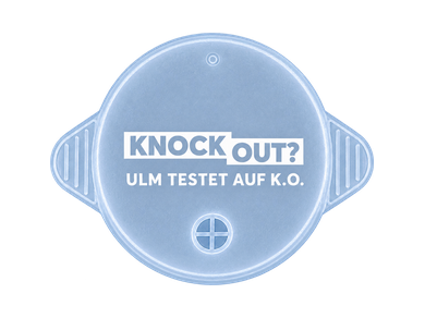 Transparenter KO STOP Getränkeschutzdeckel mit dem Aufdruck ‚Knock Out? Ulm testet auf K.O.‘ für das Ulmer Präventionsprojekt
