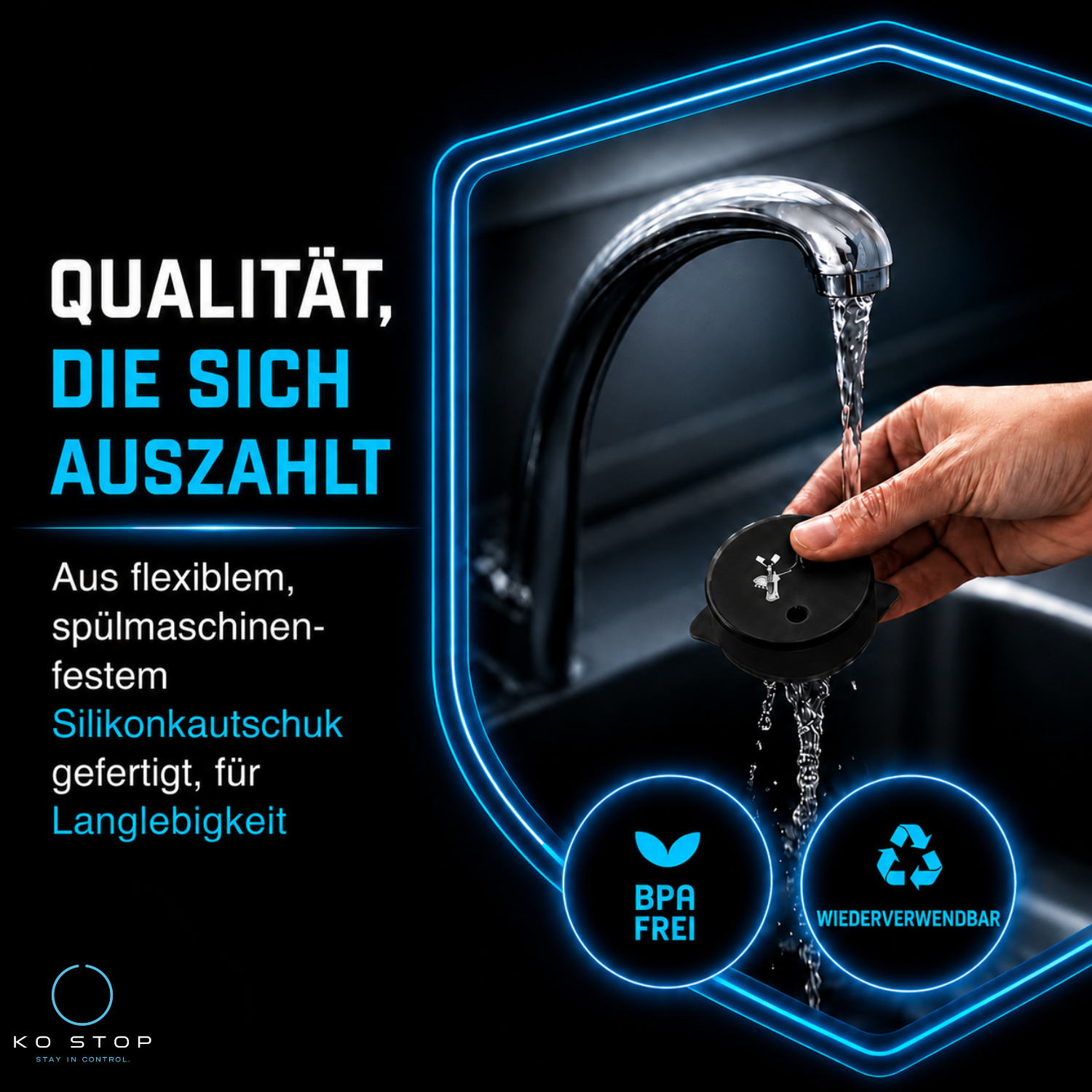 Hand reinigt den schwarzen KO STOP® Silikon Getränkeschutz unter fließendem Wasser. Hervorgehoben werden BPA-freies Material und Wiederverwendbarkeit.