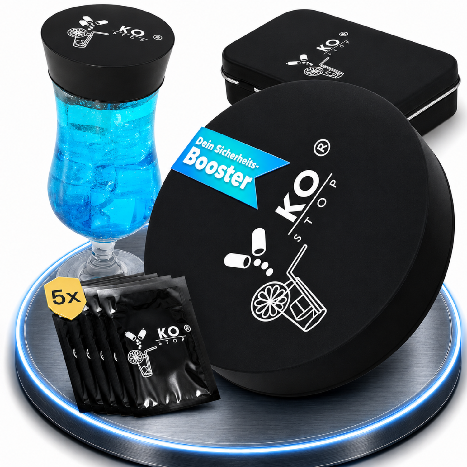 Premium Produktbild des KO STOP® Getränkeschutz Sets mit schwarzem wiederverwendbarem Getränkedeckel, blauer Cocktailglas-Darstellung, Aufbewahrungsbox und einzeln verpackten Einweg-Getränkeschutzdeckeln auf modernem Podest mit Neonblau-Beleuchtung.