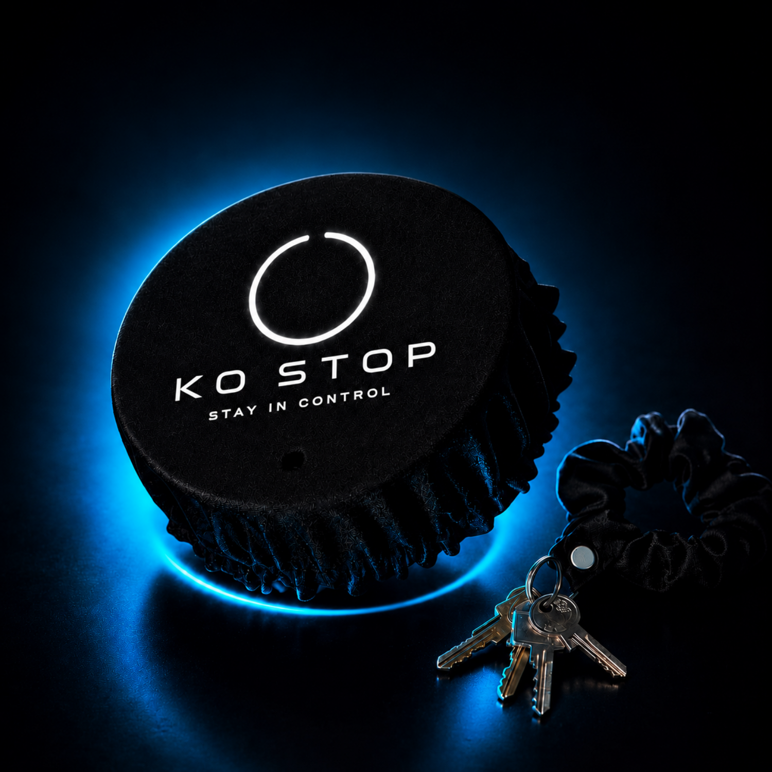 KO STOP® Drink Cover mit Schlüssel-Scrunchie auf dunklem Hintergrund und blauem Neonlicht. Premium Produktdarstellung mit modernem Lifestyle-Look.