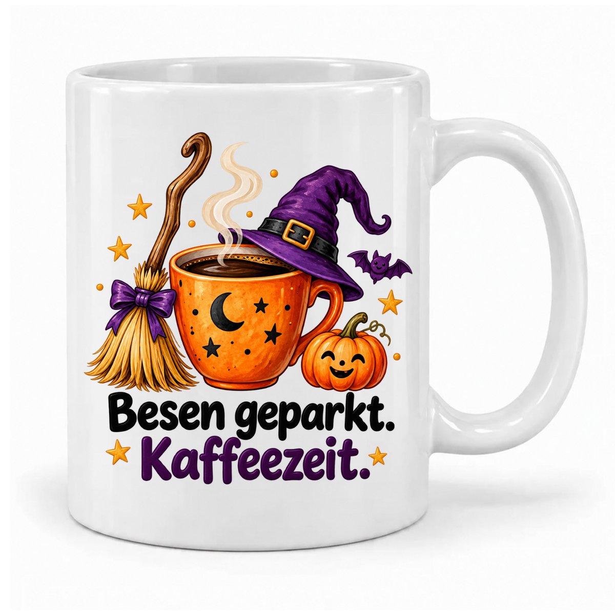 Weiße Halloween-Tasse „Besen geparkt. Kaffeezeit.“ mit orangefarbener Kaffeetasse, lila Hexenhut, Besen und Kürbis – Griff rechts.