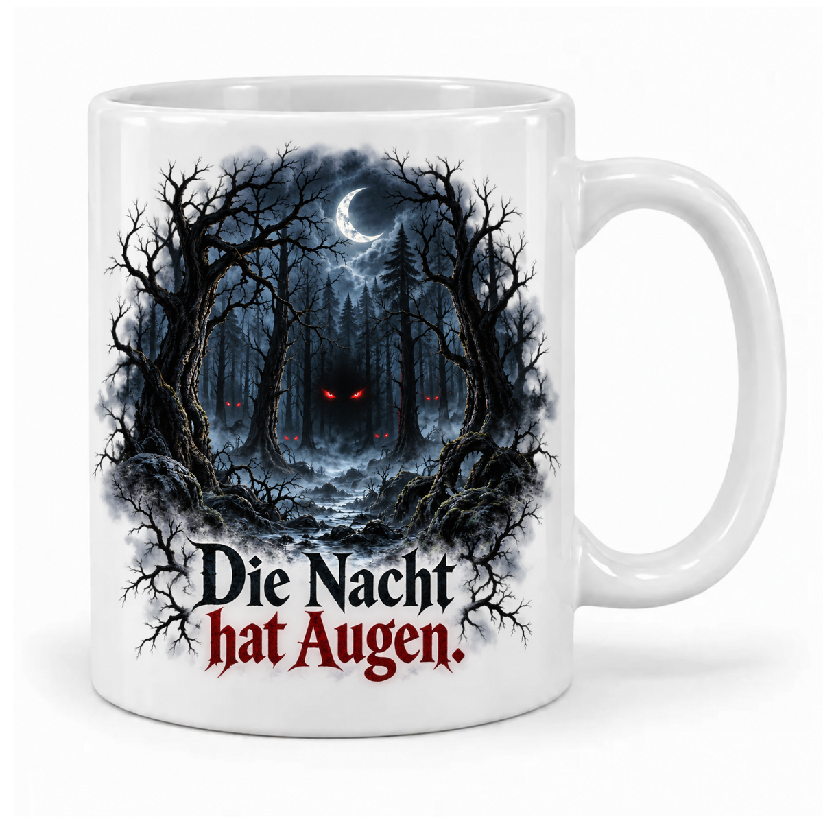 Weiße Halloween-Tasse „Die Nacht hat Augen.“ mit dunklem Nebelwald, roten Augen und einer Mondsichel – Griff rechts.