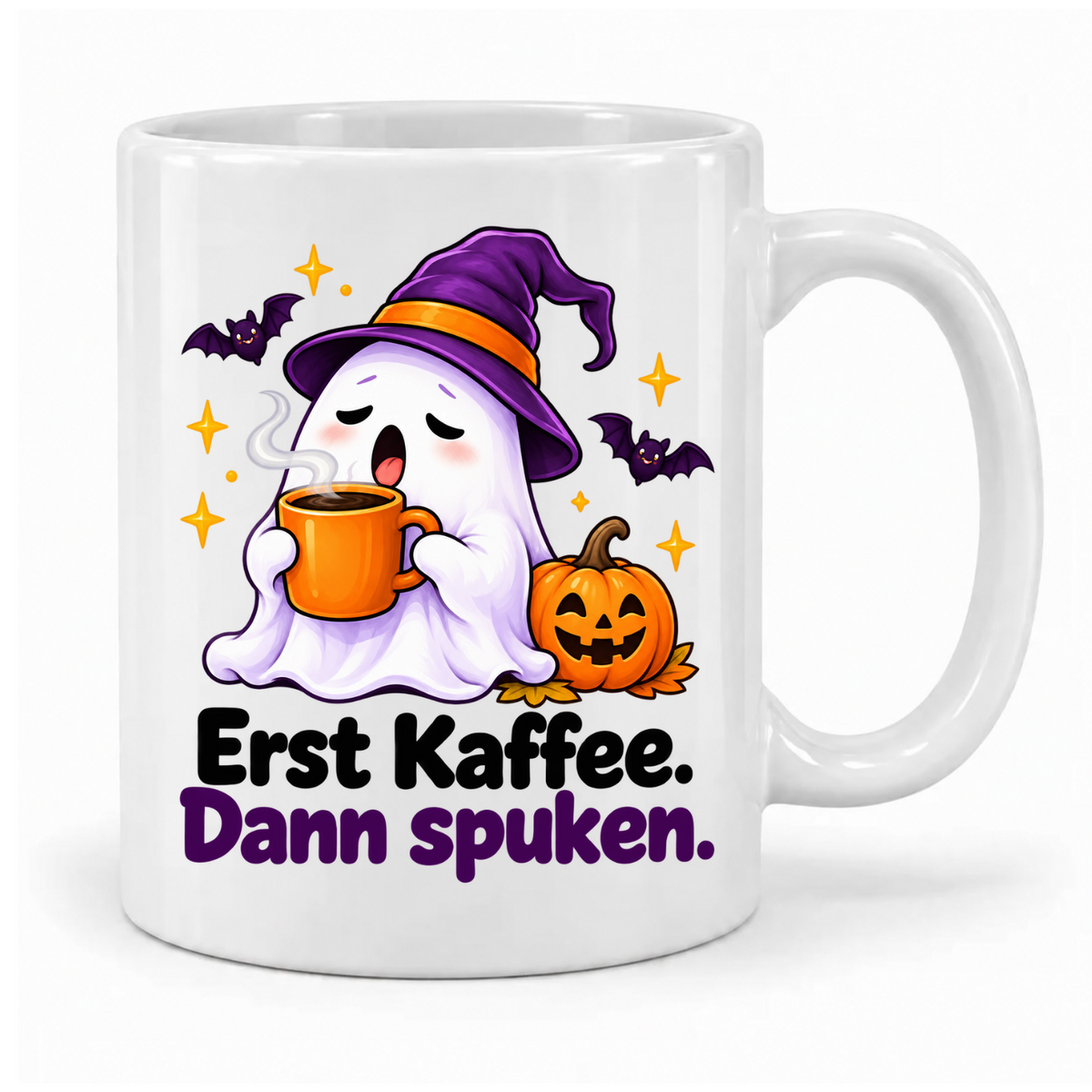 Weiße Halloween-Tasse „Erst Kaffee. Dann spuken.“ mit müdem Geist im lila Hexenhut, Kaffeebecher und Kürbis – Griff rechts.