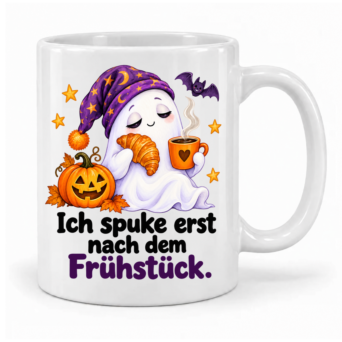 Weiße Halloween-Tasse „Ich spuke erst nach dem Frühstück.“ mit Geist in lila Schlafmütze, Croissant, Kaffee und Kürbis – Griff rechts.