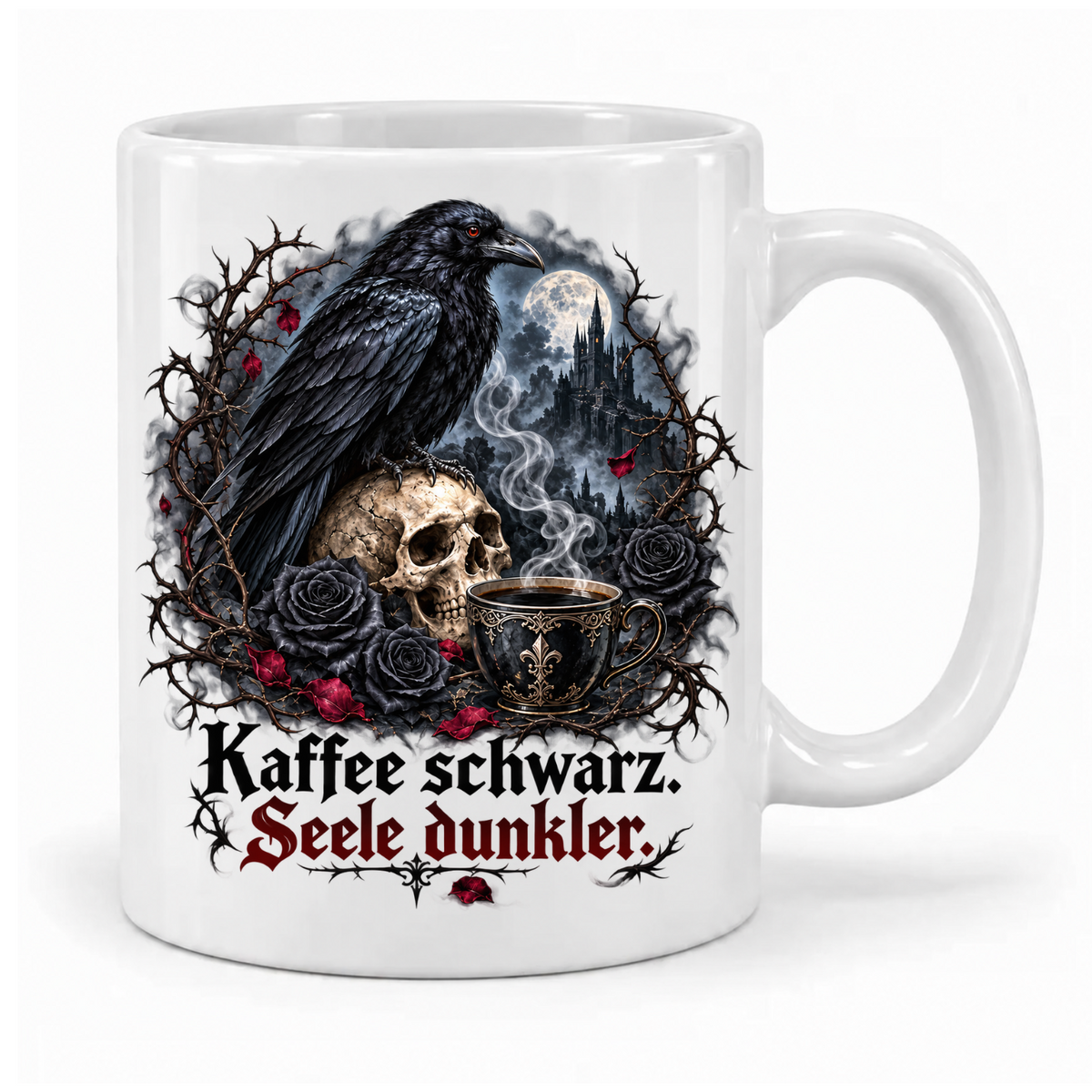 Weiße Halloween-Tasse „Kaffee schwarz. Seele dunkler.“ mit Rabe auf Totenkopf, schwarzen Rosen und dampfendem Kaffee – Griff rechts.