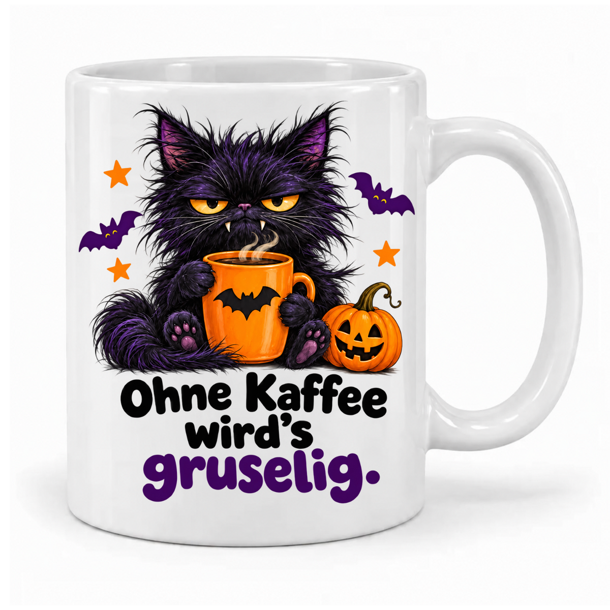 Weiße Halloween-Tasse „Ohne Kaffee wird’s gruselig.“ mit zerzauster schwarzer Katze, Vampirzähnen, orangefarbenem Kaffeebecher und Kürbis – Griff rechts.