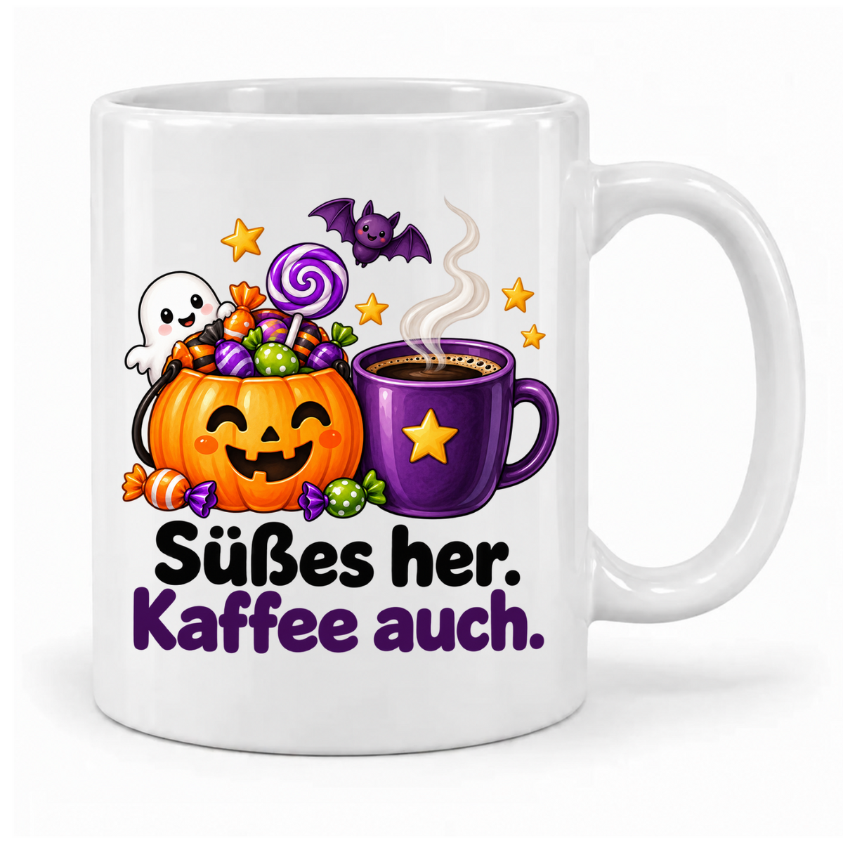 Weiße Halloween-Tasse „Süßes her. Kaffee auch.“ mit Kürbis voller Süßigkeiten, violettem Kaffeebecher, Geist und Fledermaus – Griff rechts.