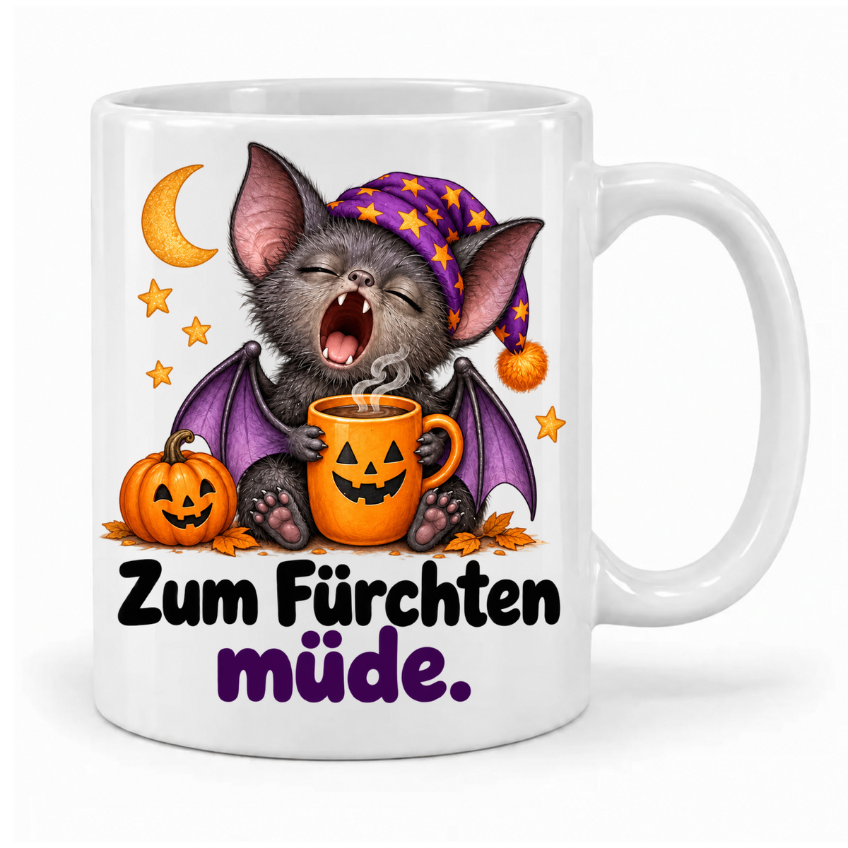 Weiße Halloween-Tasse „Zum Fürchten müde.“ mit gähnender Fledermaus in lila Schlafmütze, orangefarbenem Kaffeebecher und Kürbis – Griff rechts.