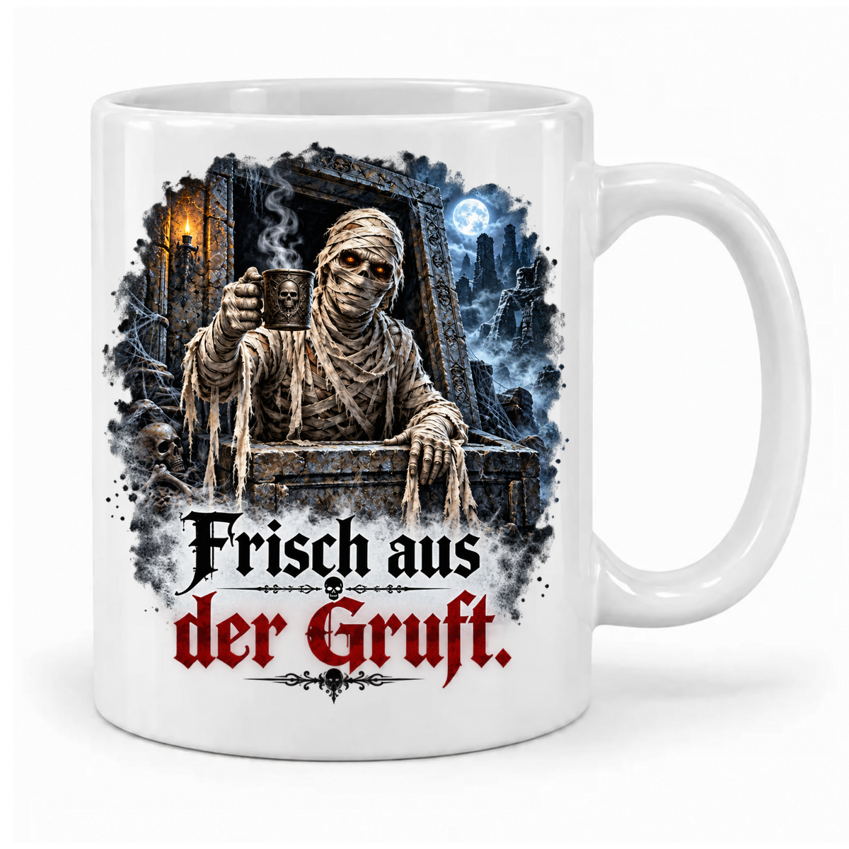 Weiße Halloween-Tasse „Frisch aus der Gruft.“ mit Mumie und dampfendem Kaffeebecher in einer geöffneten Gruft bei Vollmond – Griff rechts.
