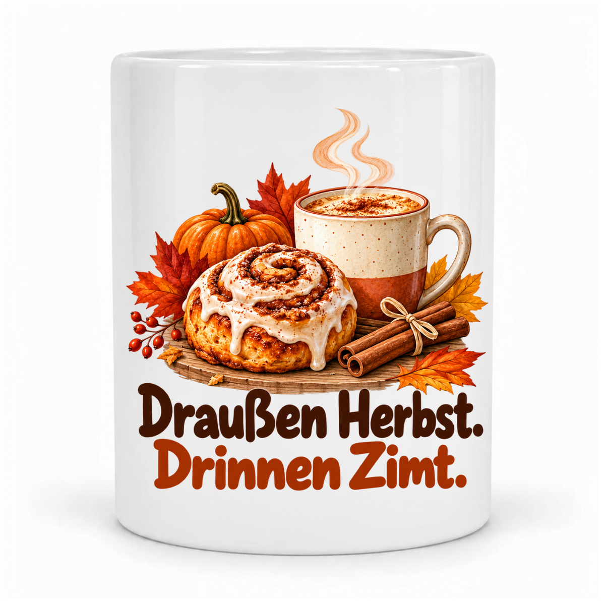 Weiße Herbst-Tasse „Draußen Herbst. Drinnen Zimt.“ mit Zimtschnecke, dampfendem Getränk, Kürbis und Herbstlaub – vor Kopf bedruckt, Griff dahinter.