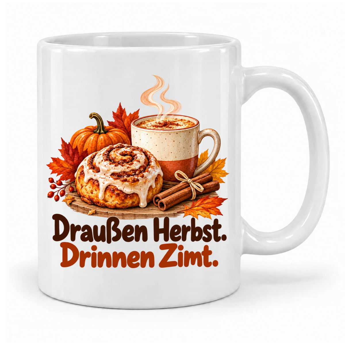 Weiße Herbst-Tasse „Draußen Herbst. Drinnen Zimt.“ mit Zimtschnecke, dampfendem Getränk, Kürbis und Herbstlaub – Griff rechts.