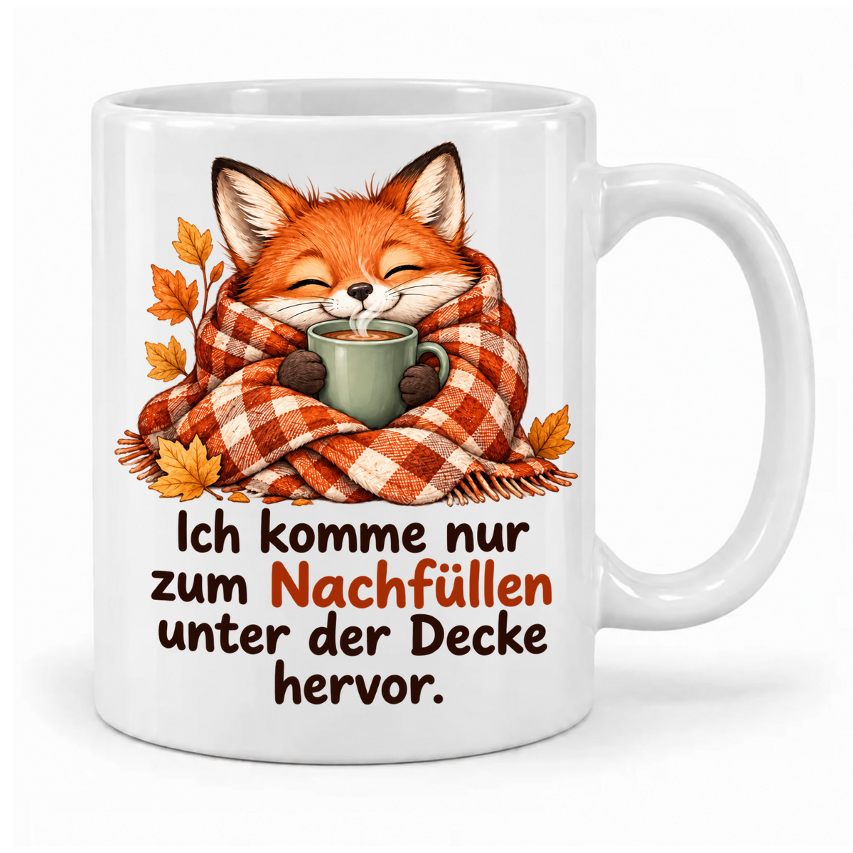 Weiße Herbst-Tasse mit Fuchs in karierter Decke, Heißgetränk und Spruch „Ich komme nur zum Nachfüllen unter der Decke hervor.“ – Griff rechts.