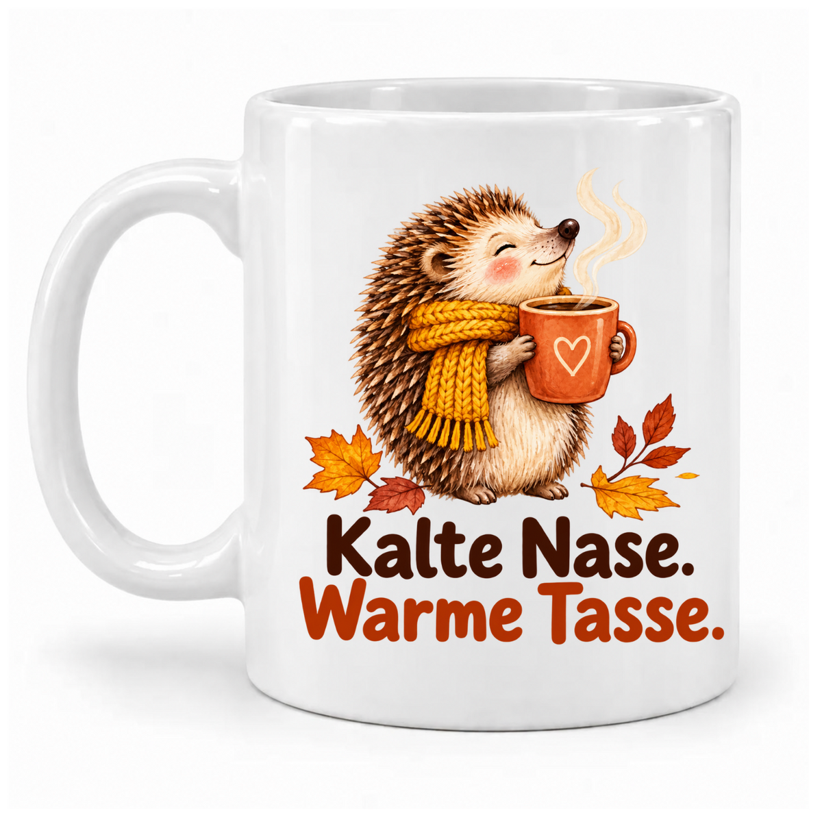 Weiße Herbst-Tasse „Kalte Nase. Warme Tasse.“ mit Igel, gelbem Schal, Heißgetränk und Herbstlaub – Griff links.