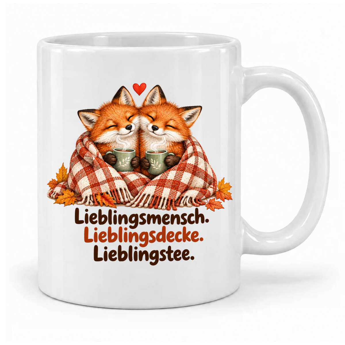 Weiße Herbst-Tasse „Lieblingsmensch. Lieblingsdecke. Lieblingstee.“ mit zwei Füchsen unter karierter Decke und Herbstlaub – Griff rechts.