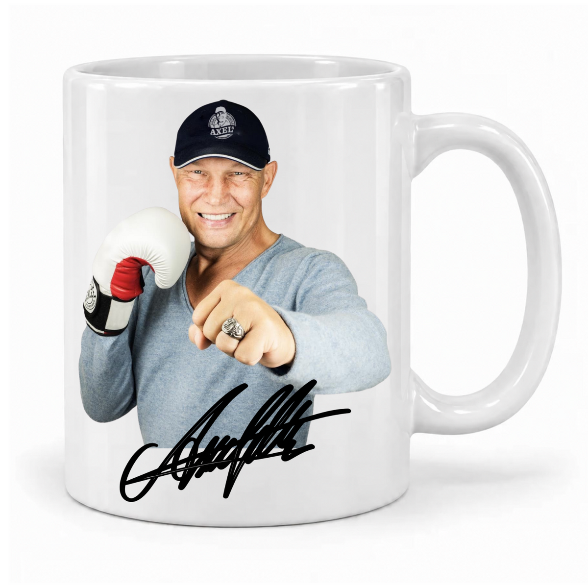 Weiße Axel-Schulz-Tasse mit Porträt, Boxhandschuh und aufgedruckter Signatur, Griff rechts