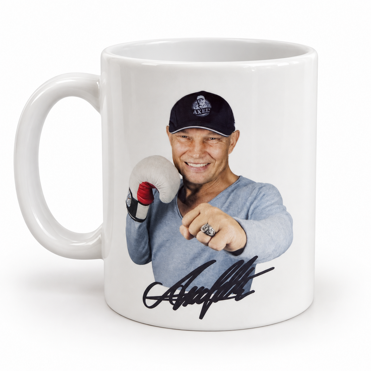 Weiße Axel-Schulz-Tasse mit Porträt, Boxhandschuh und aufgedruckter Signatur
